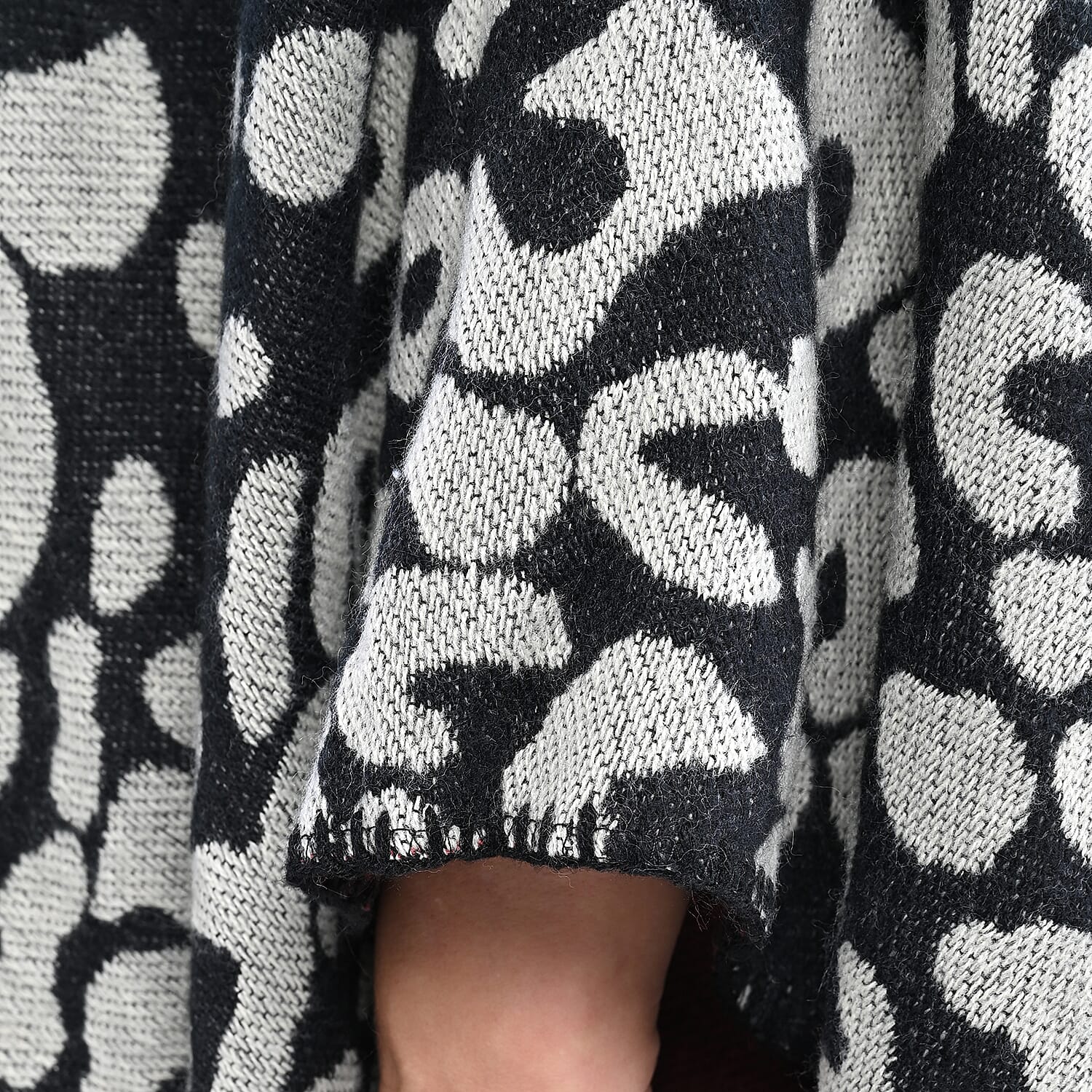 100% Acrylic Leopard Pattern Knitted Kimono (Size 138x71 Cm) - Cream & Black