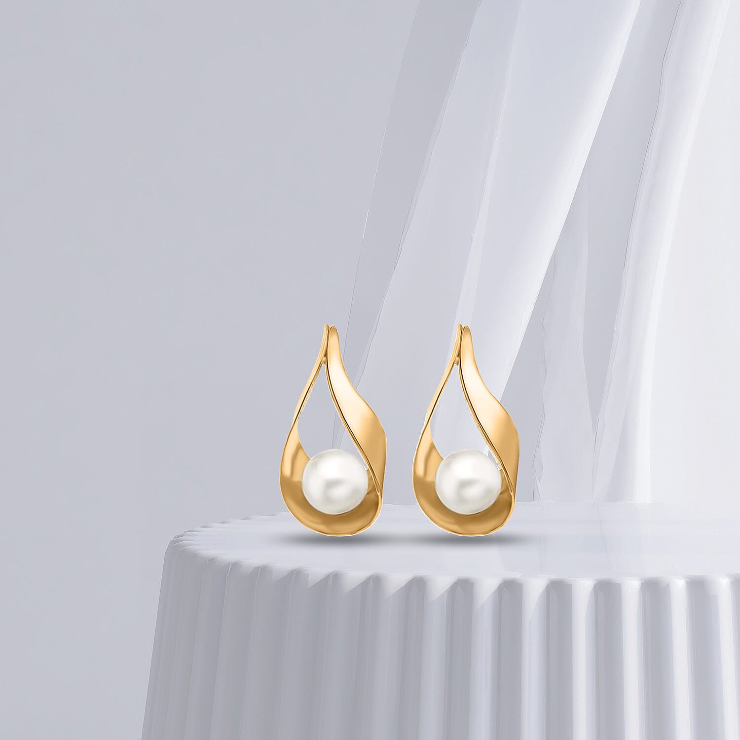 9K Yellow Gold   Pearl  Earring 5.50 pc,  Gold Wt. 1.2 Gms  5.500  Ct.