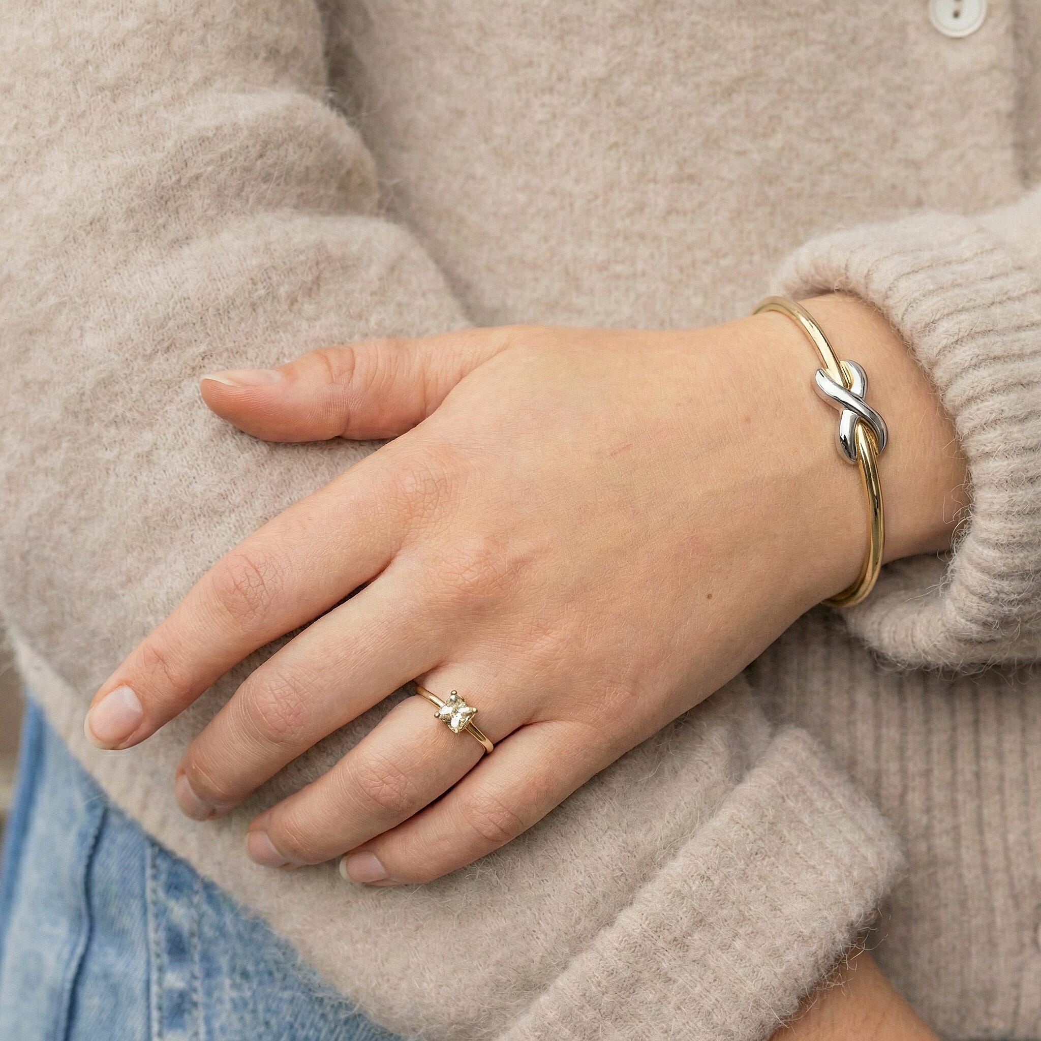 9K Two Colour Gold 7.5mm X 14mm Kiss Band Bangle