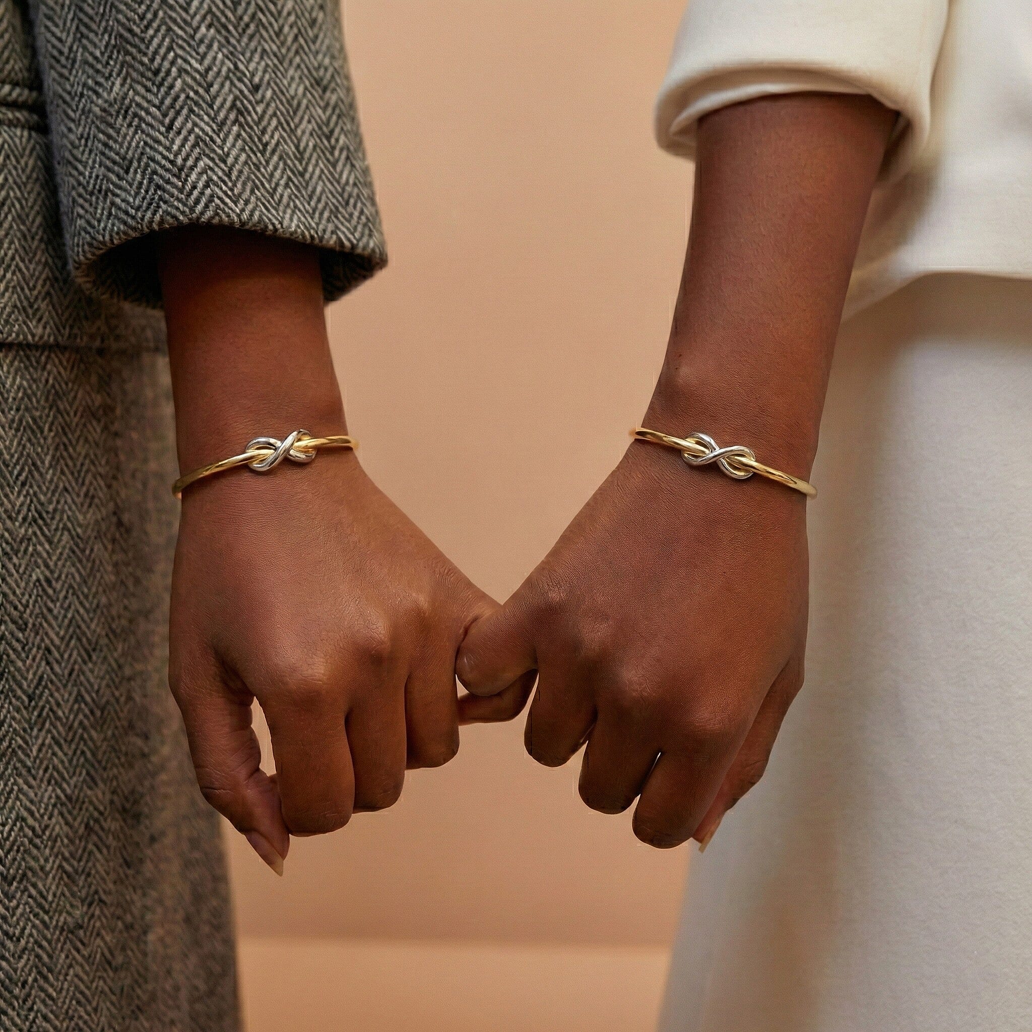 9K Two Colour Gold 7.5mm X 14mm Kiss Band Bangle