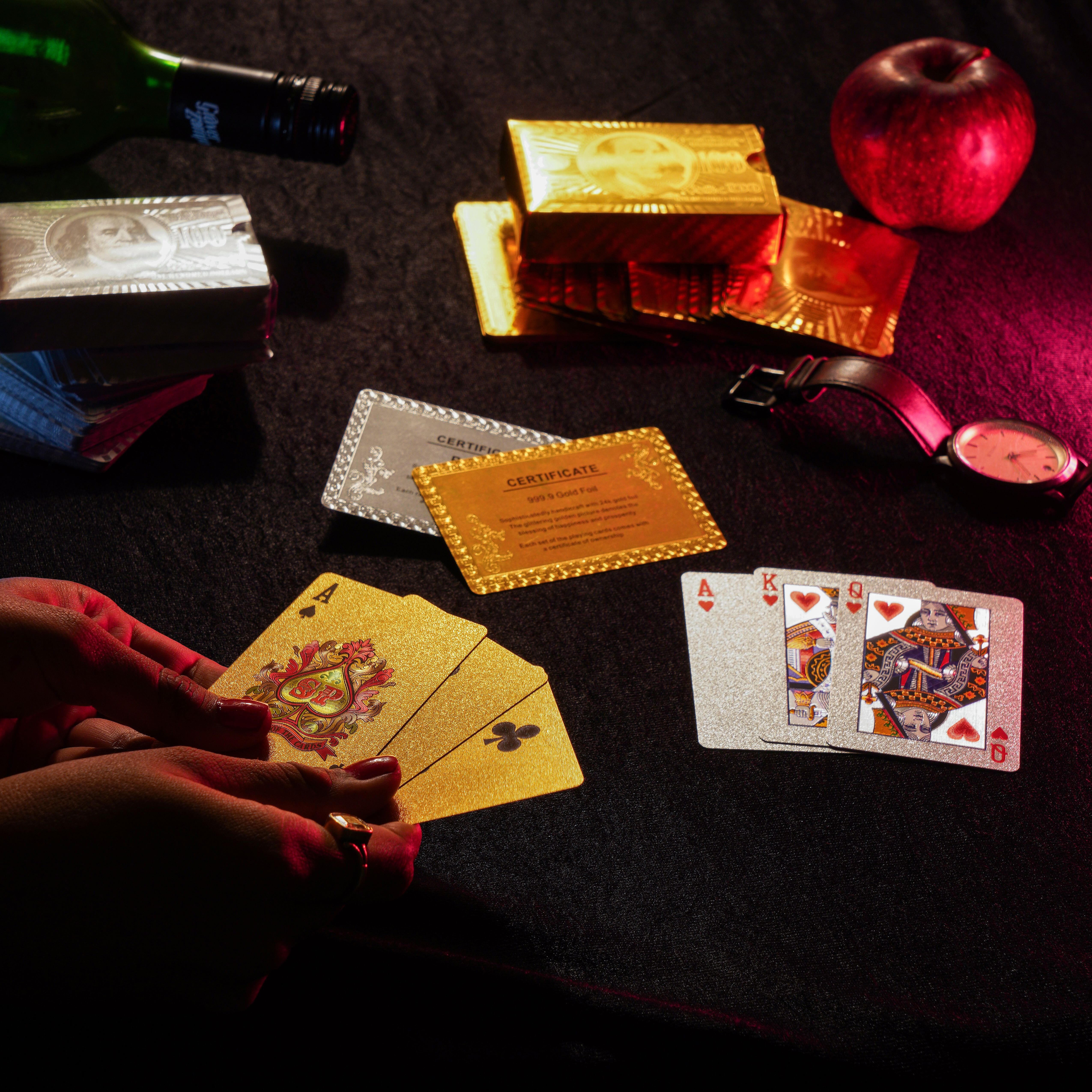 Doorbuster - Pack of 2 Gold and Silver Plated Playing Cards