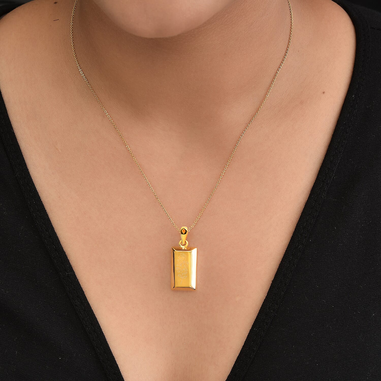 ana's 18 karat gold necklace with 1.85