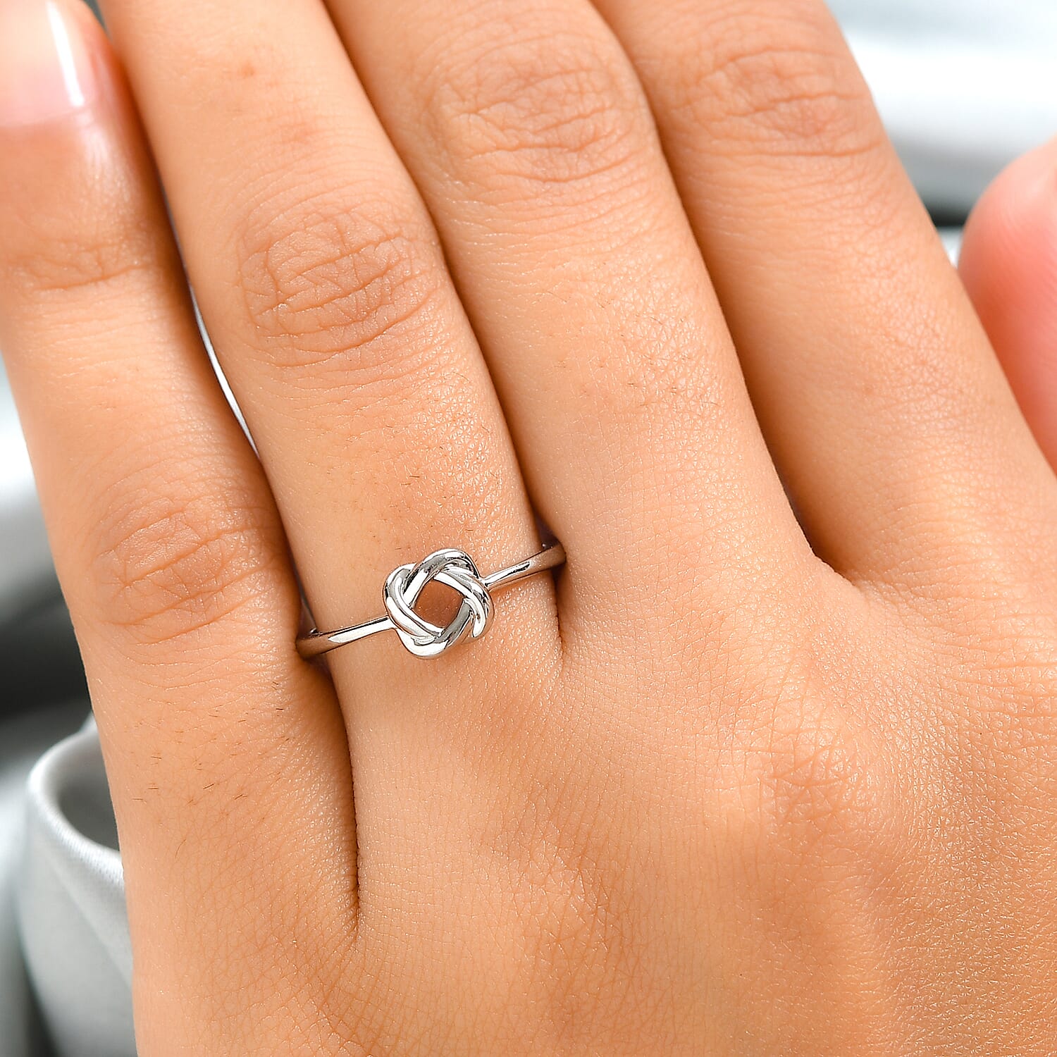 950 Platinum Knot Ring, Platinum Wt 4.00 Gms.