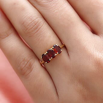 https://tjcuk.sirv.com/Products/74/4/7442108/Mozambique-Garnet-Trilogy-Ring-in-18K-Vermeil-Yellow-Gold-Over-Sterlin_7442108_2.jpg?w=342&h=342