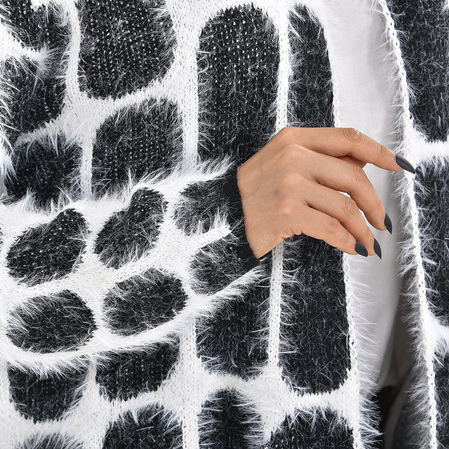 Tamsy Crew Neck Cardigan with Pockets (Size 110x82 cm) - Black - White