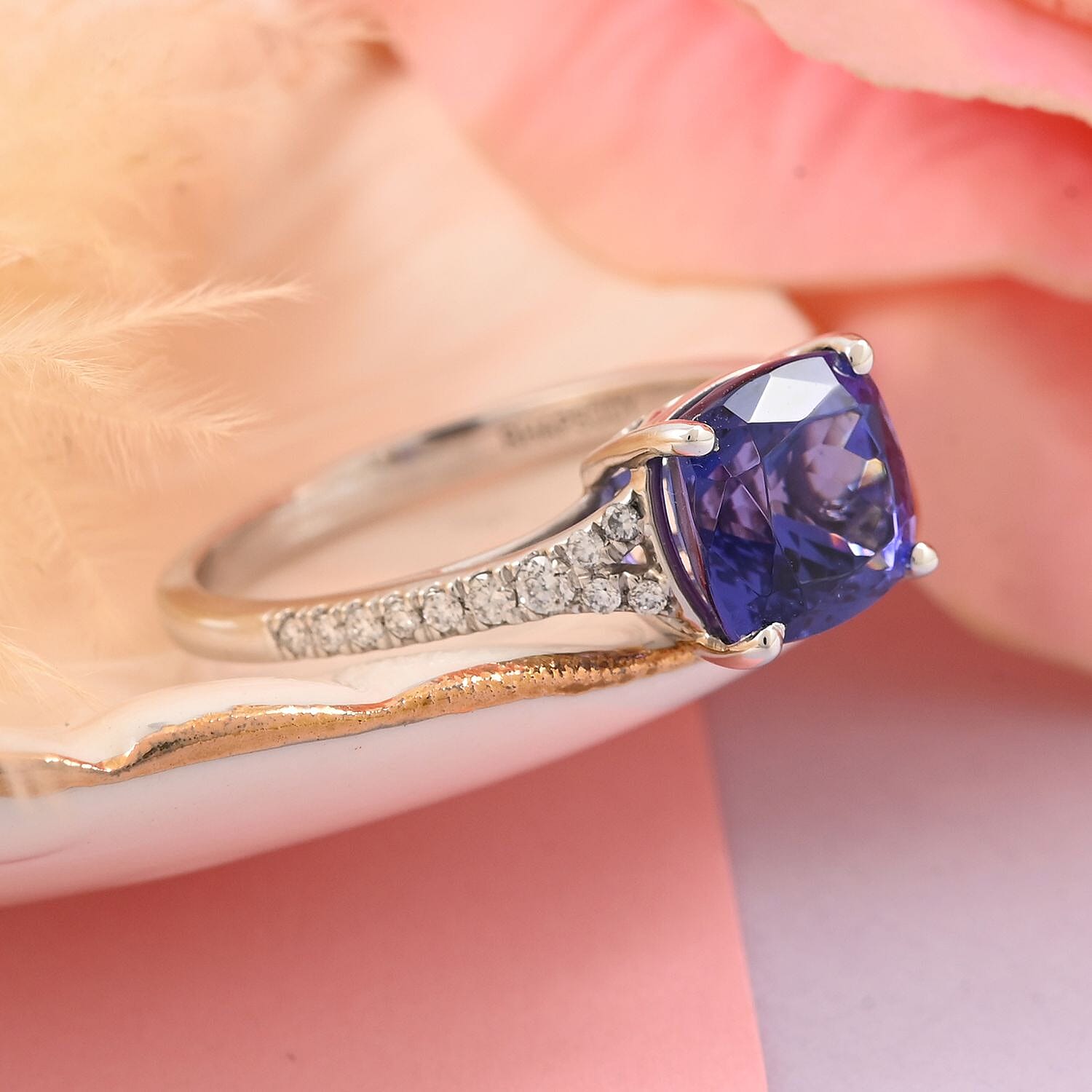 950 Platinum  AAAA  Tanzanite   White Diamond  VS Ring 2.87 ct,  Platinum Wt. 4.43 Gms  2.866  Ct.