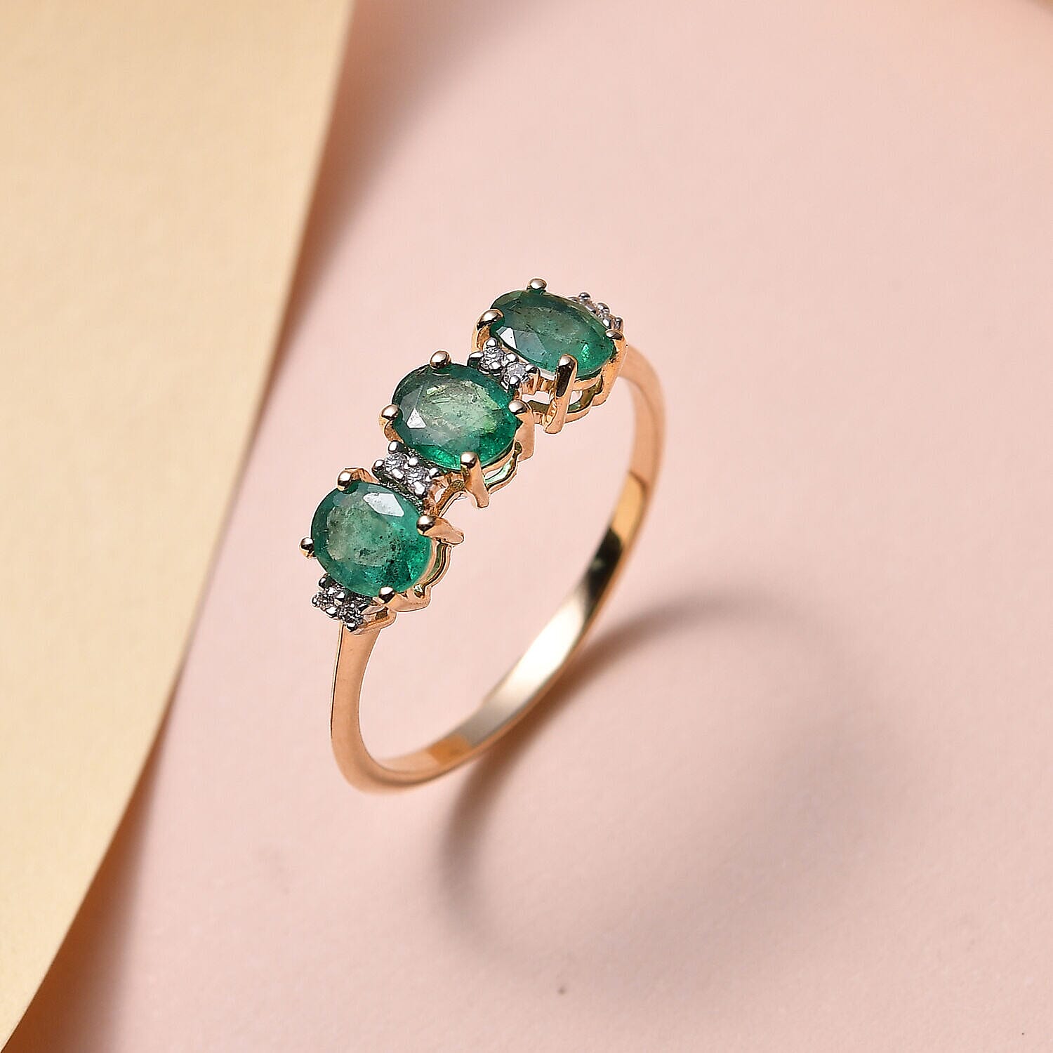 Exclusive Gems from India - 9K Yellow Gold AAA Gemfield Premium Emerald and Diamond Band Ring 1.09 Ct.