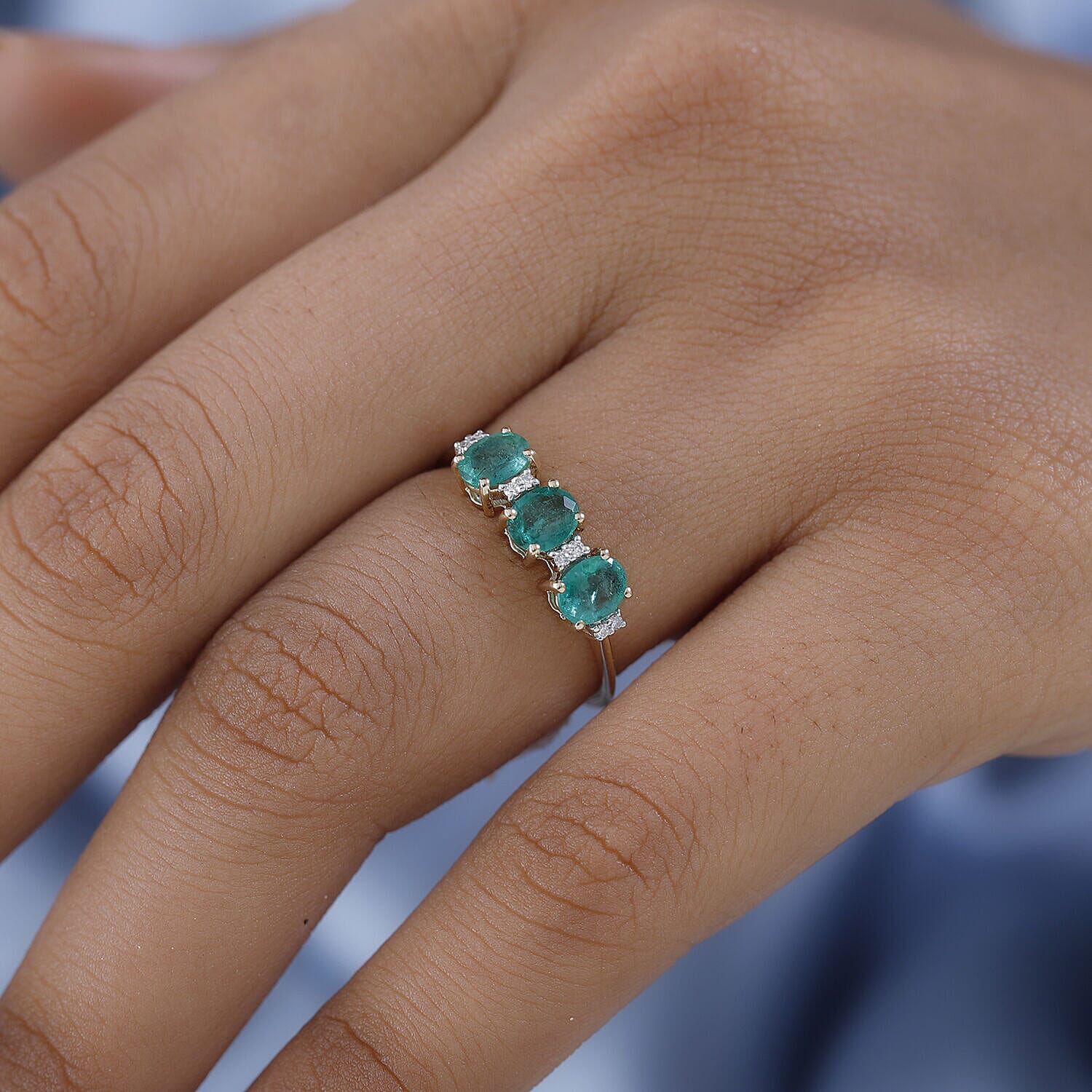 Exclusive Gems from India - 9K Yellow Gold AAA Gemfield Premium Emerald and Diamond Band Ring 1.09 Ct.