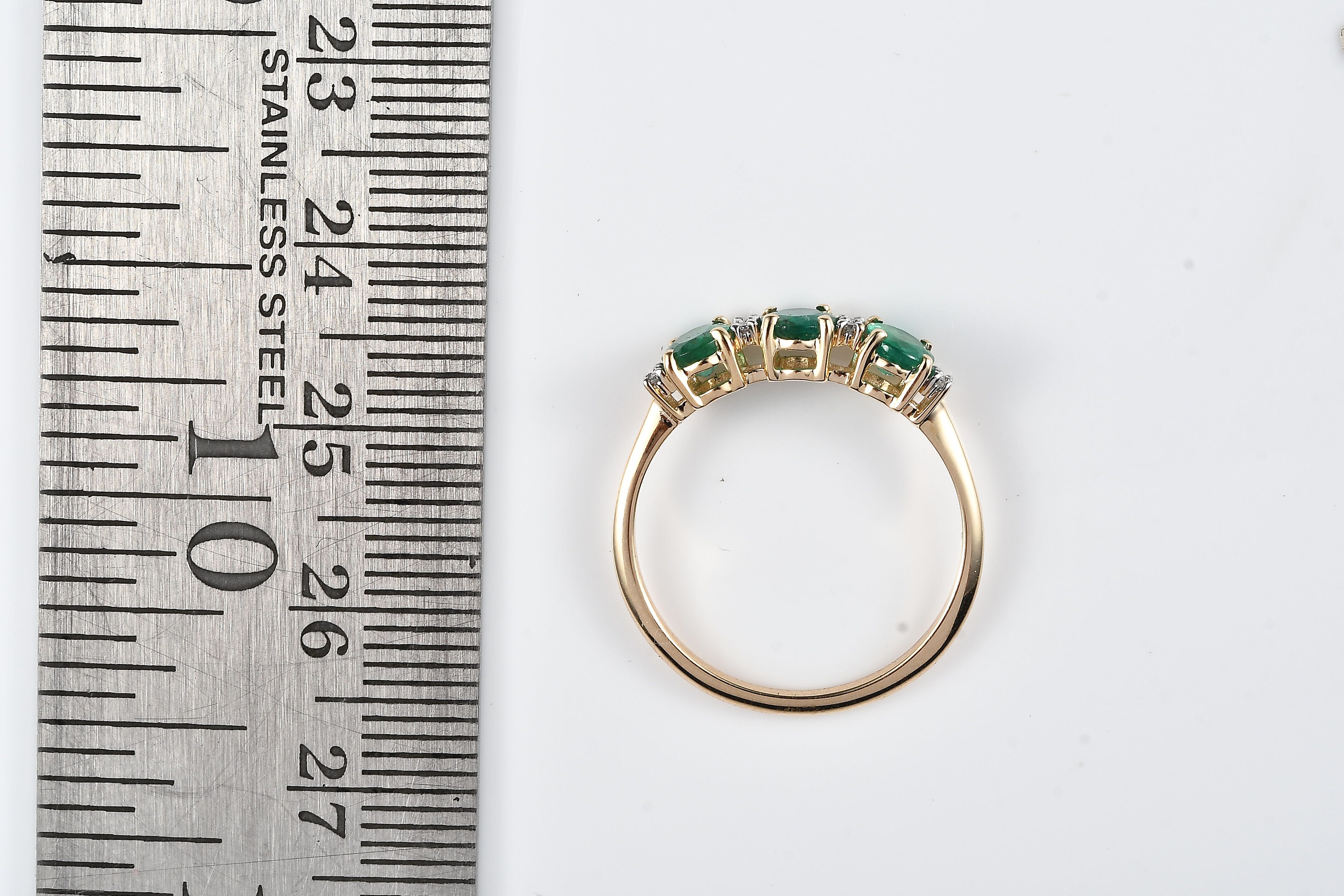 Exclusive Gems from India - 9K Yellow Gold AAA Gemfield Premium Emerald and Diamond Band Ring 1.09 Ct.
