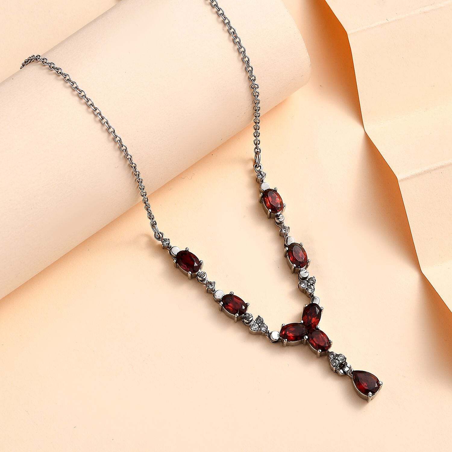 Mozambique Red Garnet and Natural Zircon Necklace (Size-20) with Magnetic Clasp 5.65 Ct