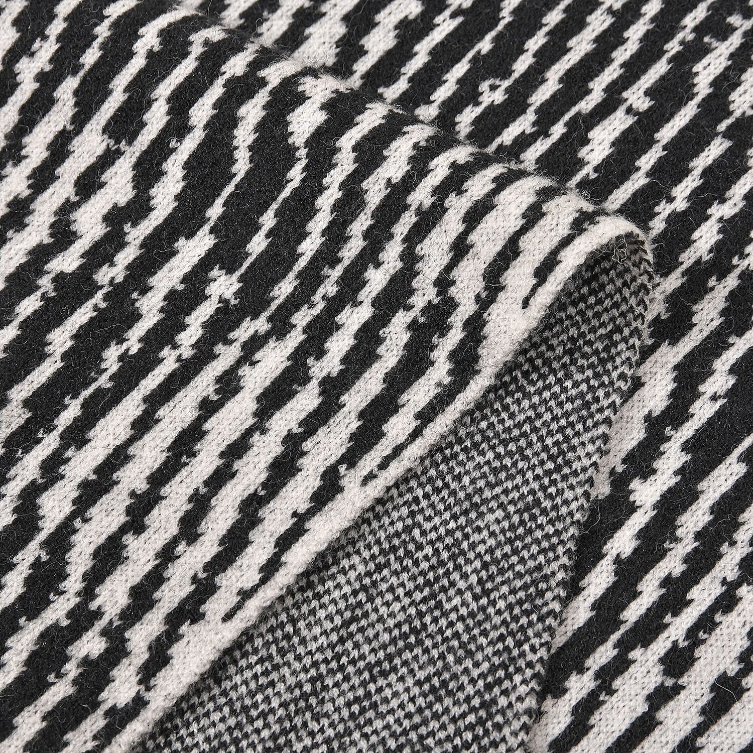 Closeout Deal - Stylish Knitted Scarf (One Size, 172x31 cm) - Black & White