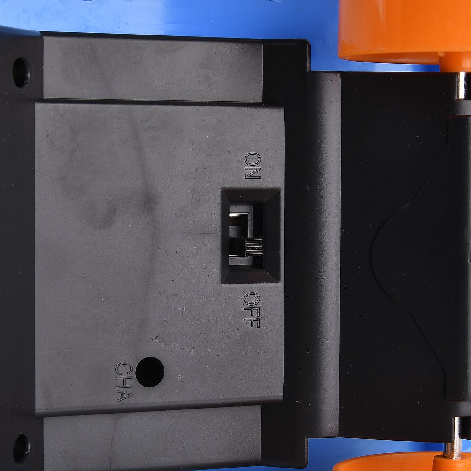 Skateboard Robot with 360 Degree Rotation & Remote Control (4xAA Battery Not Inc.) 27x16cm