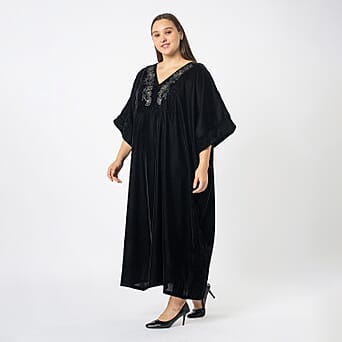 https://tjcuk.sirv.com/Products/75/7/7578643/Front-Yoke-Embroidered-Kaftan-One-Size-Curve-Black_7578643_2.jpg?w=342&h=342