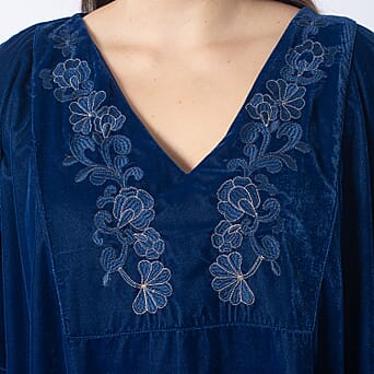 https://tjcuk.sirv.com/Products/75/7/7578650/Front-Yoke-Embroidered-Kaftan-One-Size-Blue_7578650_3.jpg?w=342&h=342