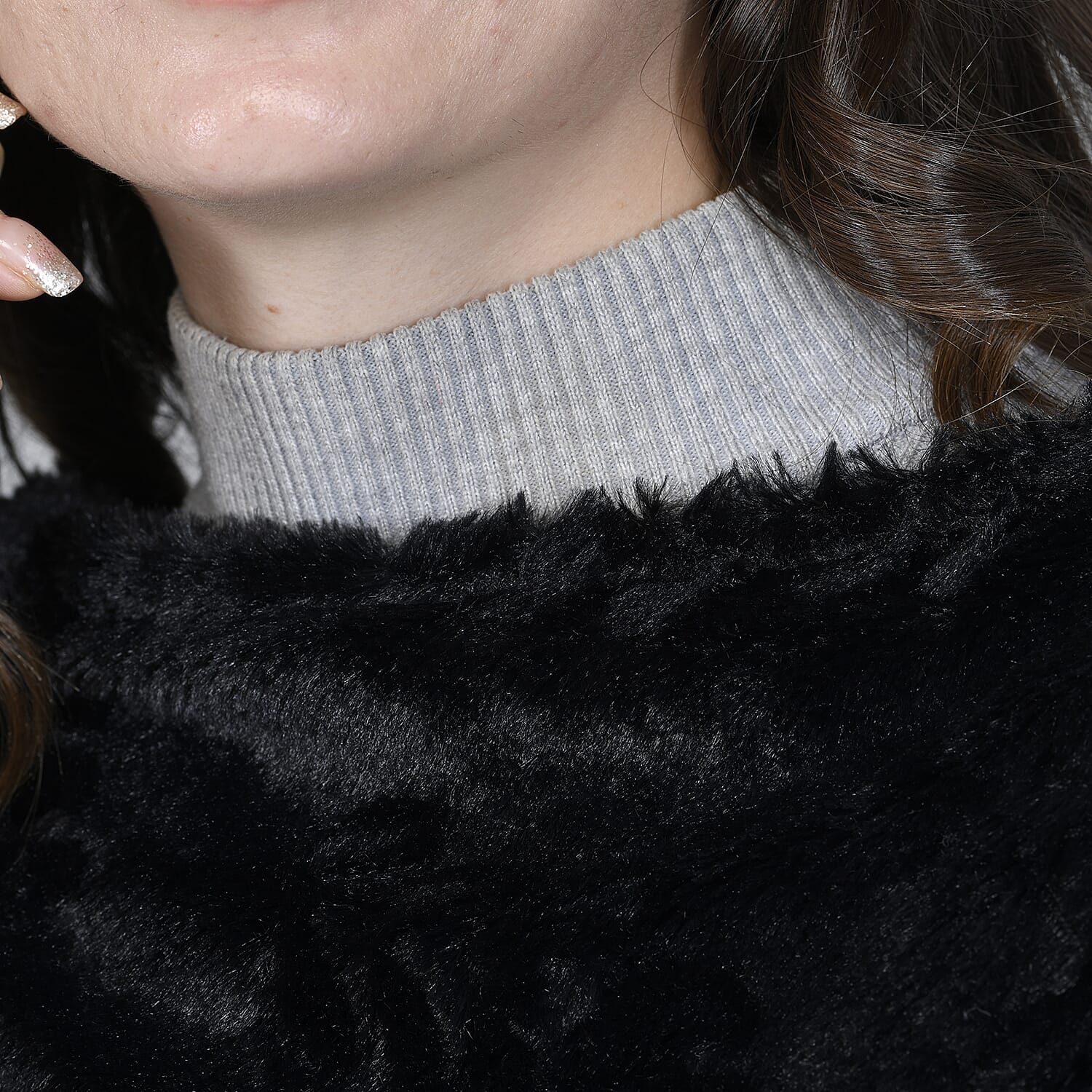 Faux Fur Leaves Pattern Poncho - Black