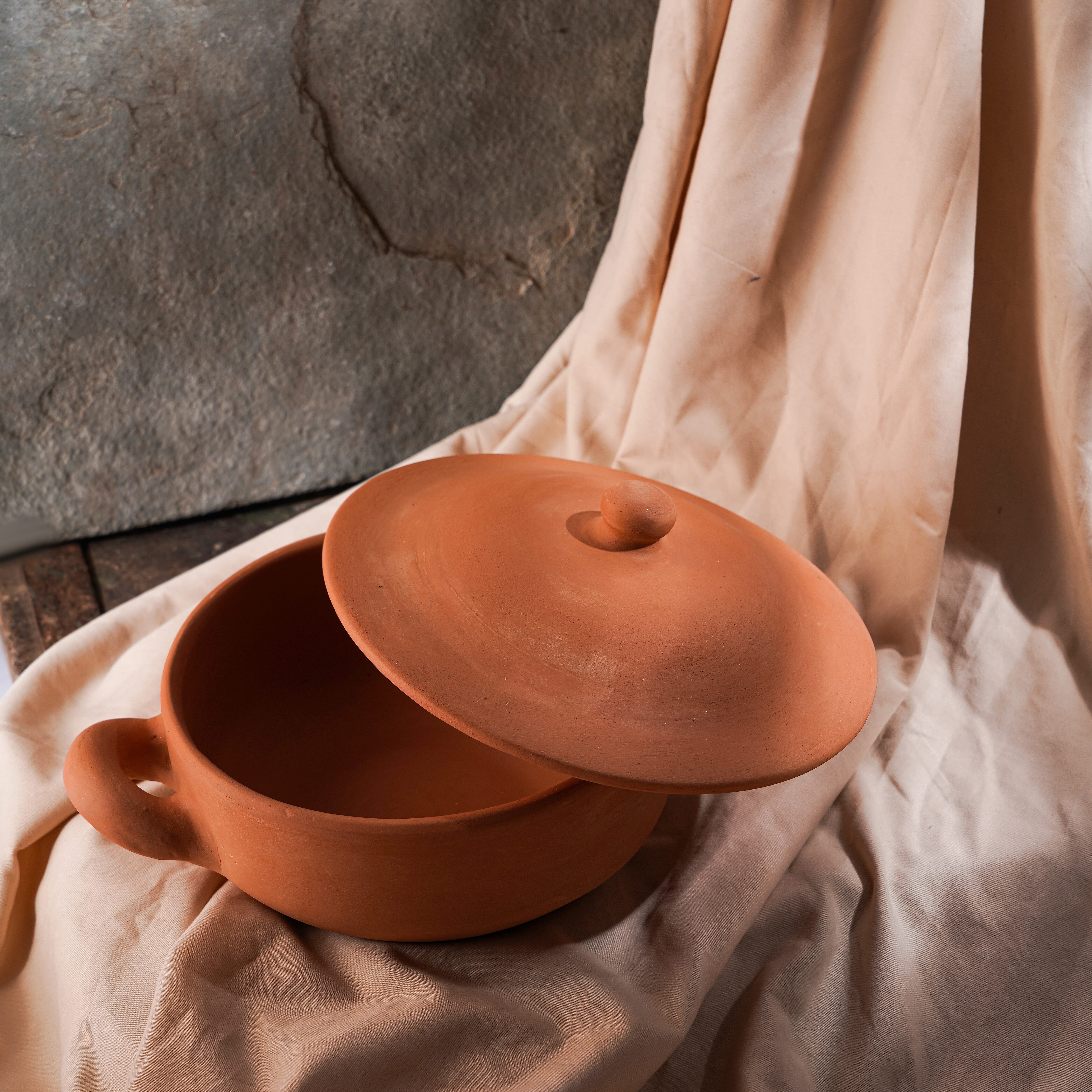 Handmade Terracotta Pot With Lid (Size 25x20x13 Cm)