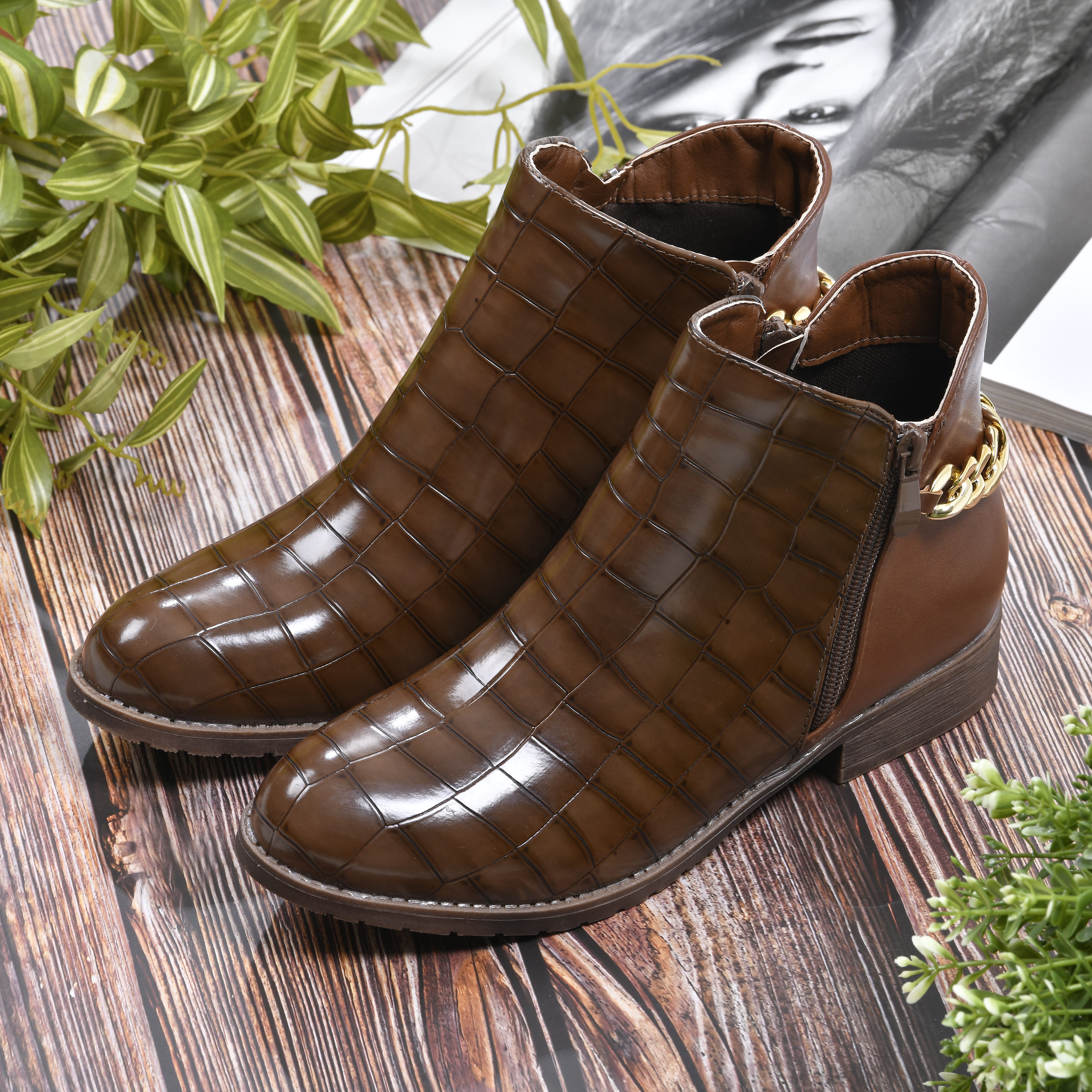 Croc Embossed Pattern Curb Chain Detail Ankle Boots - Black