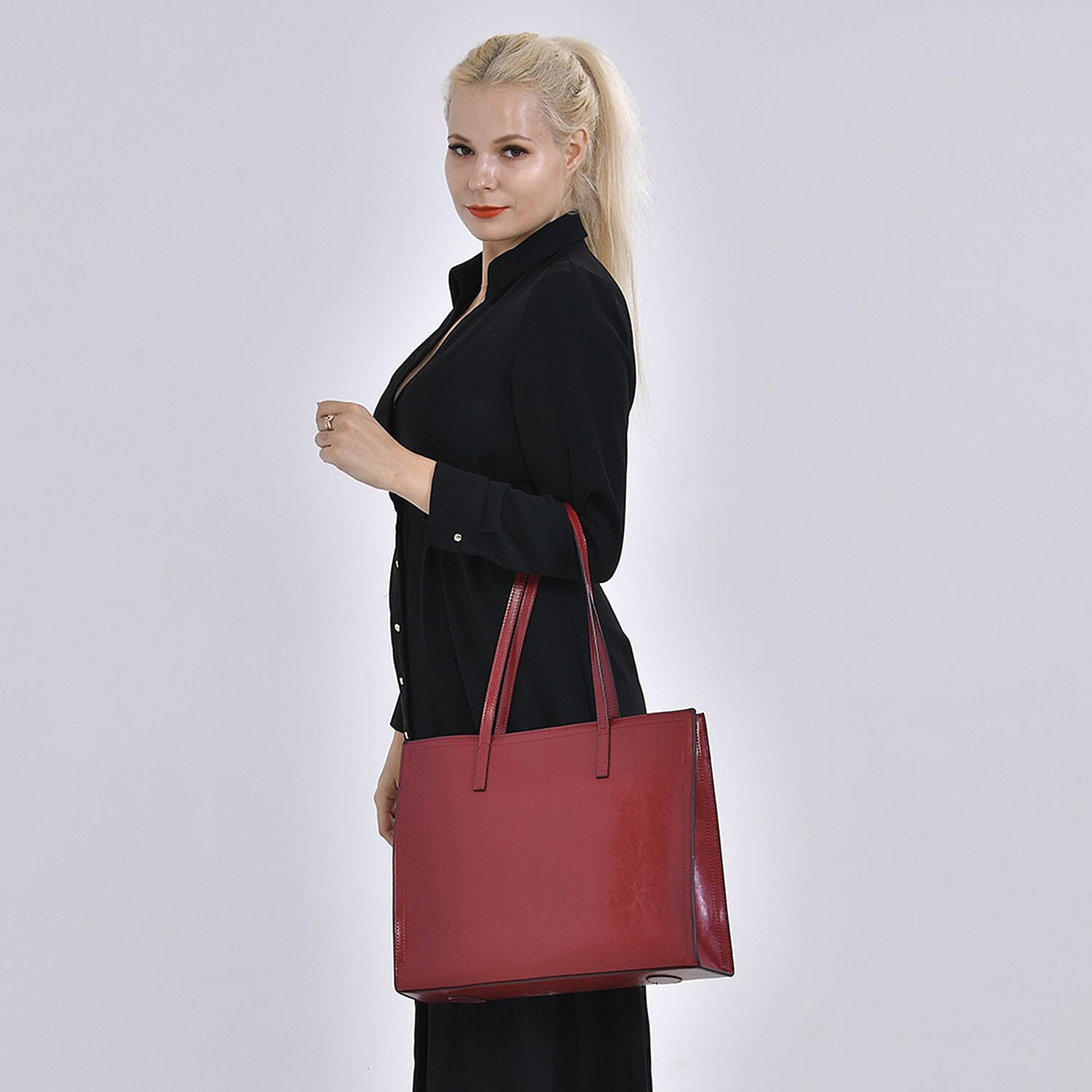Biggest Designer CloseOut Deal-100% Genuine Leather Sumptuous Bag in Red Colour
