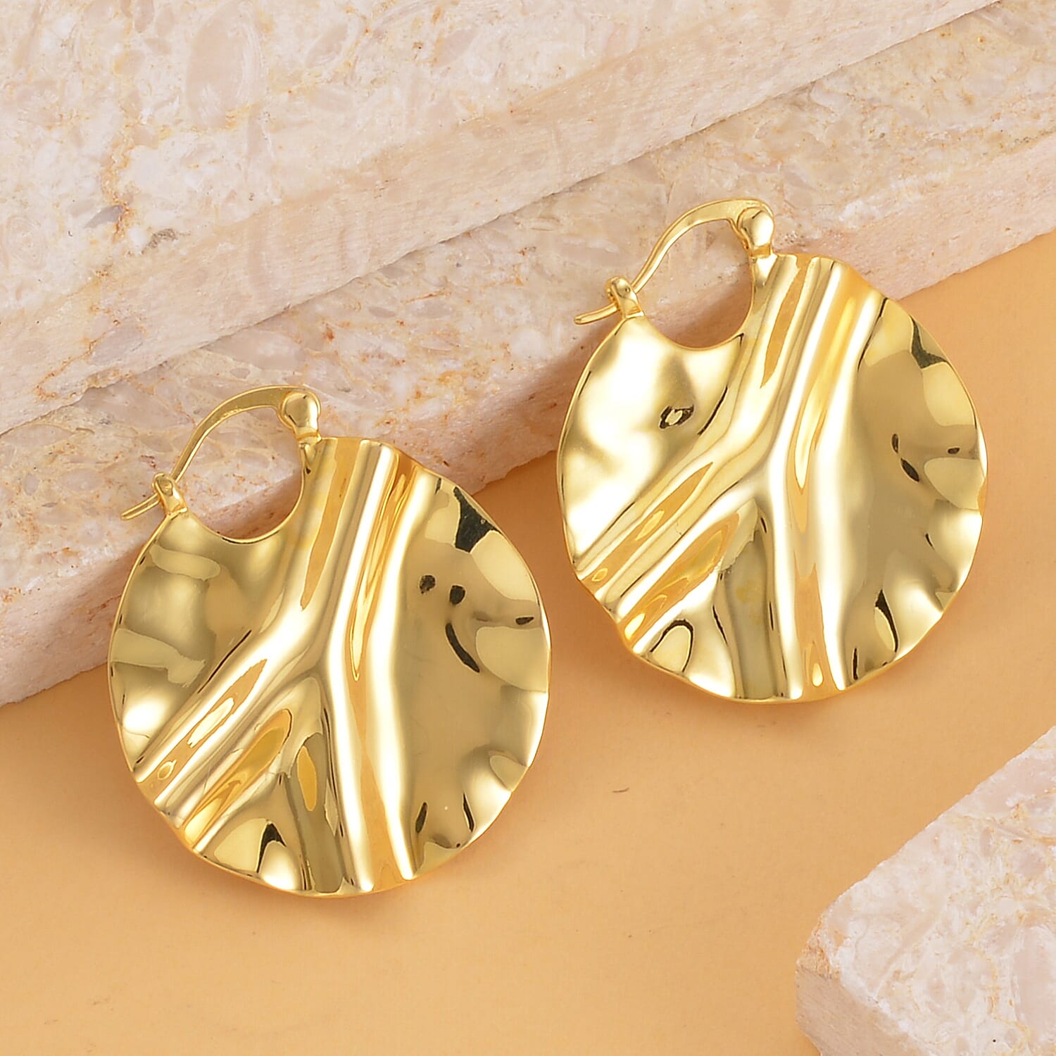 Round Earrings in Yellow Gold Tone