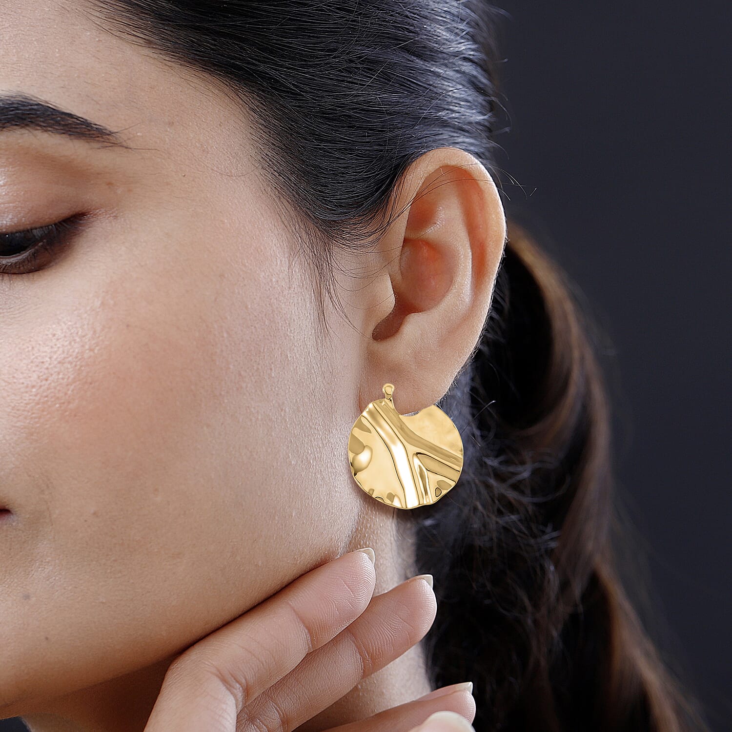 Round Earrings in Yellow Gold Tone