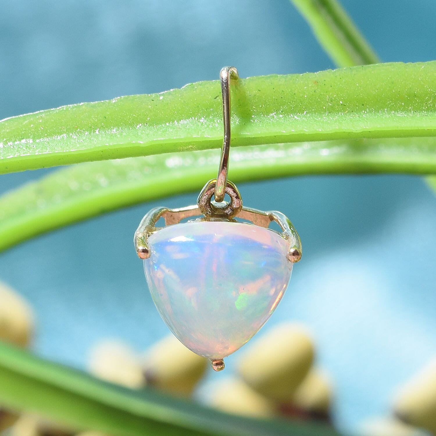 9K Yellow Gold AA Ethiopian Opal Pendant 1.00 ct, Gold Wt. 0.25 Gms 0.750 Ct.