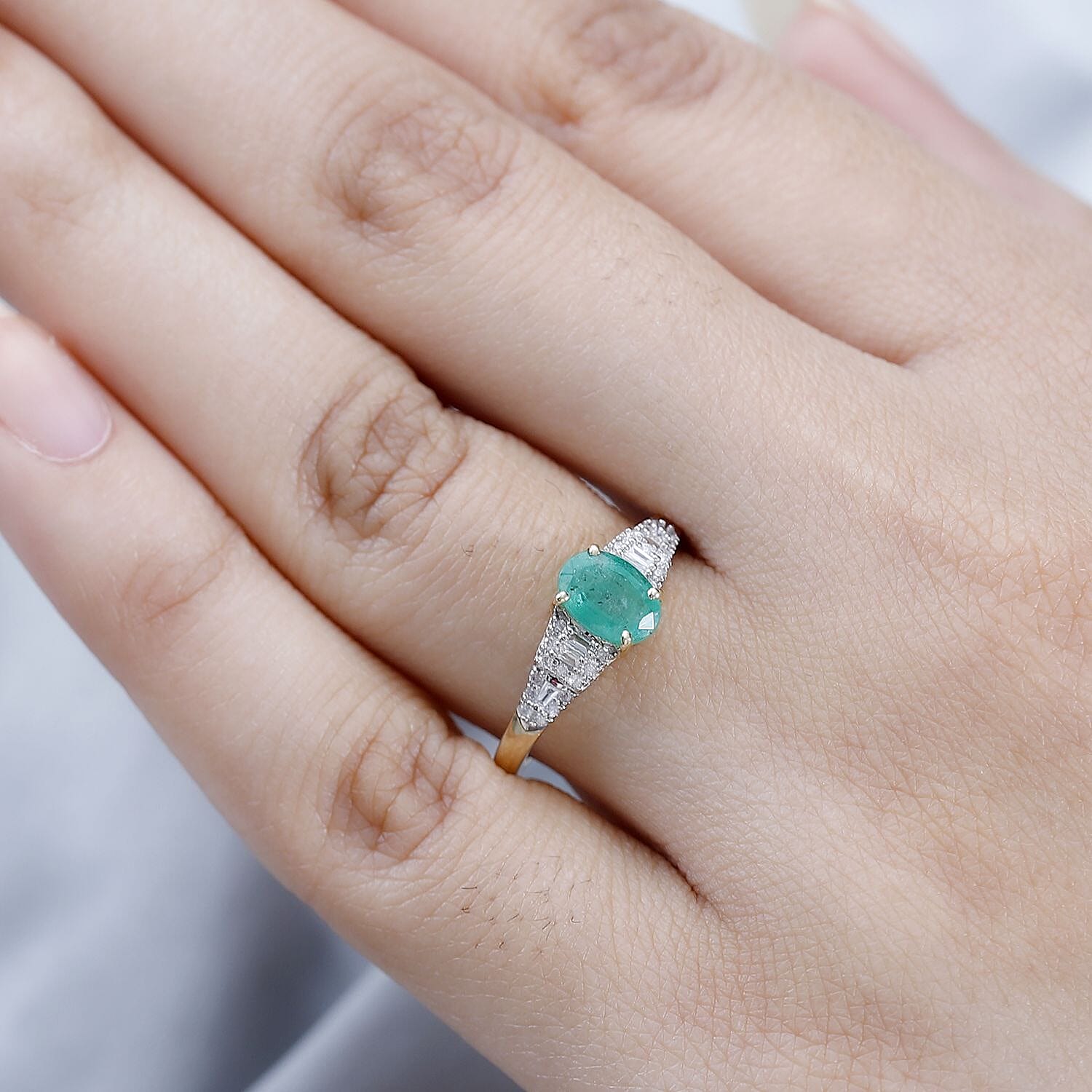 9K Yellow Gold Emerald & Diamond Ring 0.90 Ct