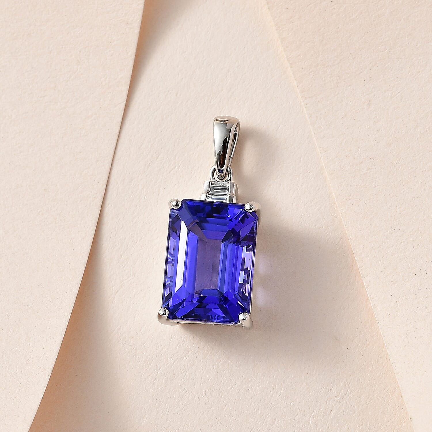 950 Platinum  AAAA  Tanzanite   White Diamond  EF, VS Solitaire Pendant 6.86 ct,  Platinum Wt. 2.8 Gms  6.860  Ct.