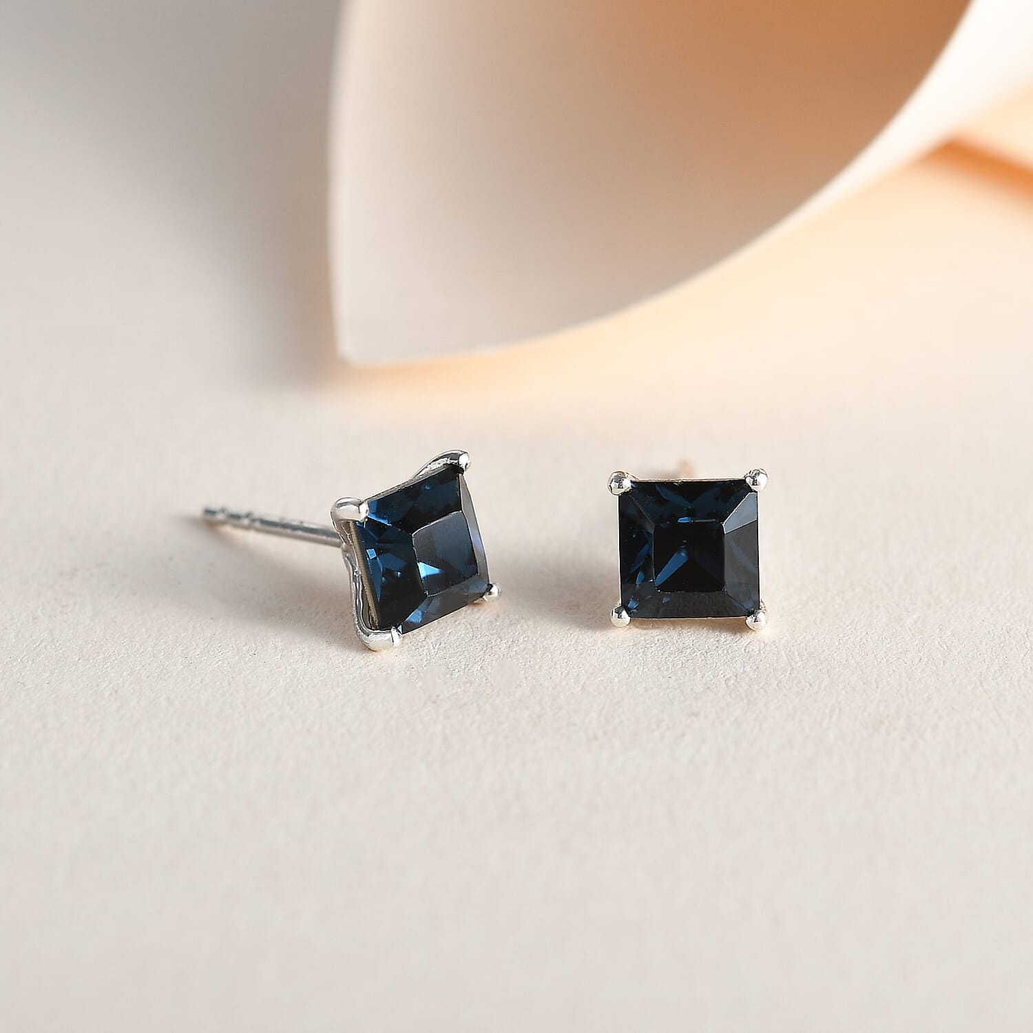 Montana Finest Austrian Crystal SolitaireStud Earrings in Platinum Overlay Sterling Silver