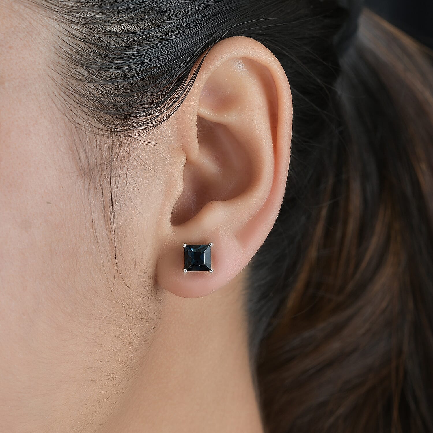 Montana Finest Austrian Crystal SolitaireStud Earrings in Platinum Overlay Sterling Silver