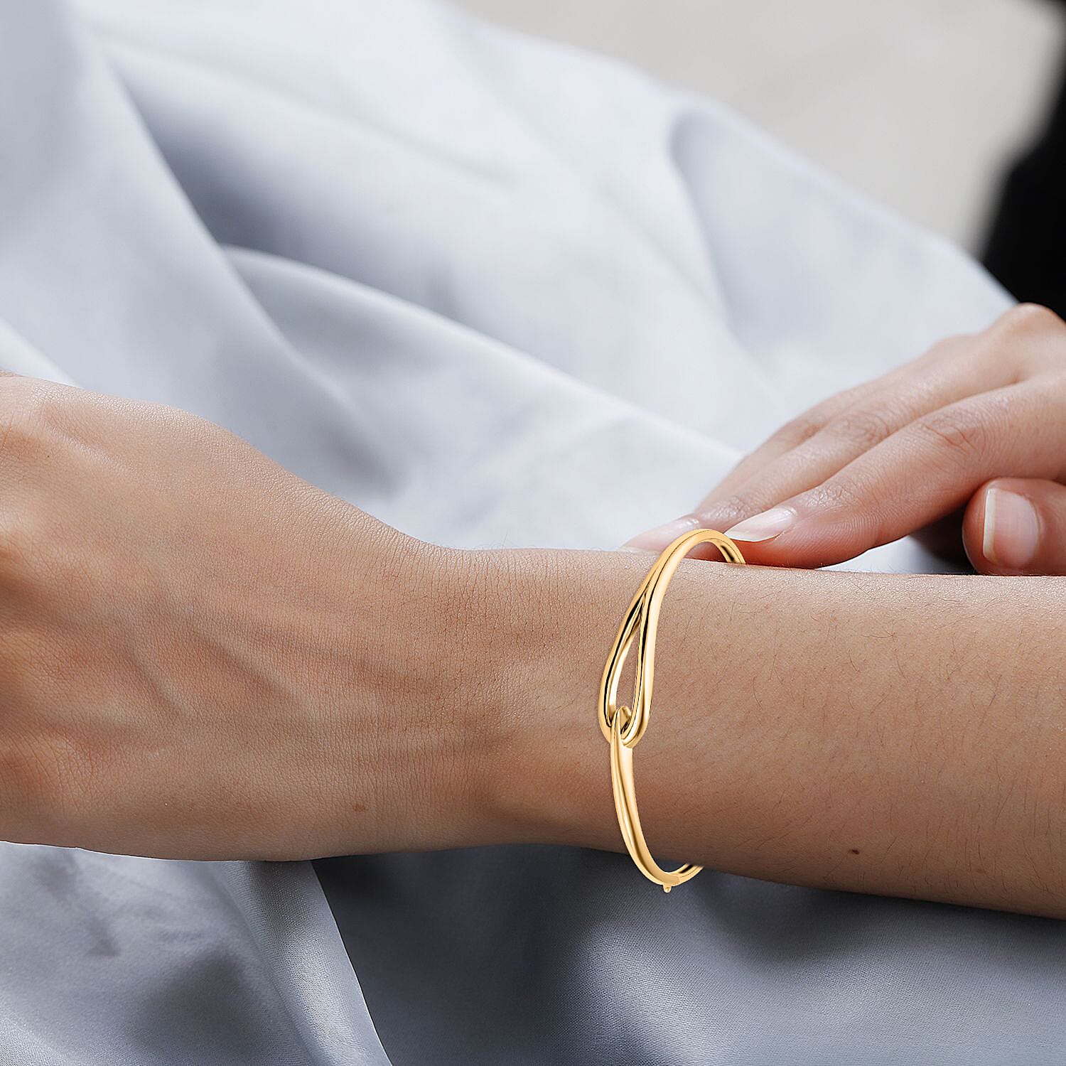 Hatton Garden Closeout - 9K Yellow Gold Hook Knot Openable Hinged Bangle (Size - 7)