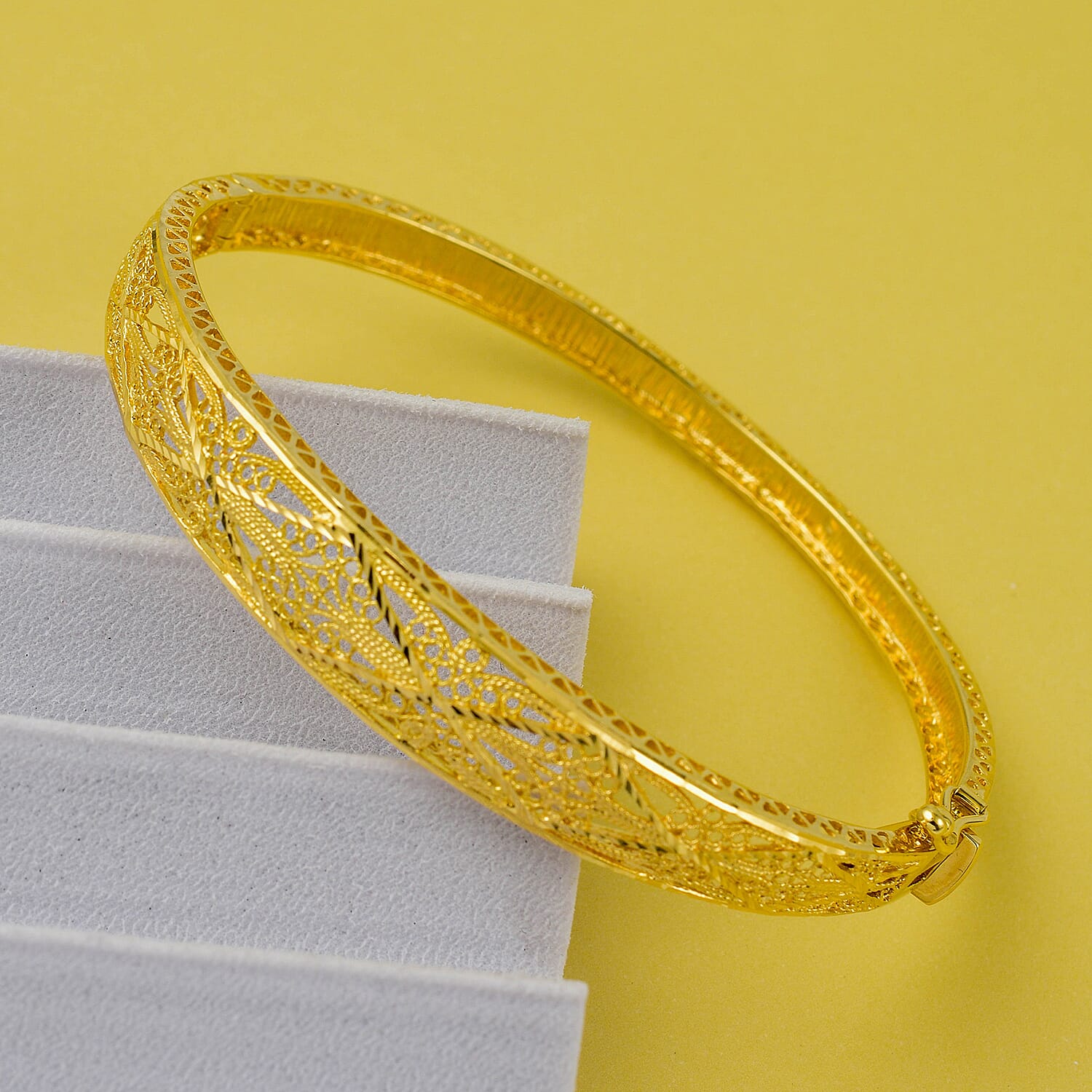 18K Yellow Gold Bangle (Size 7.5)