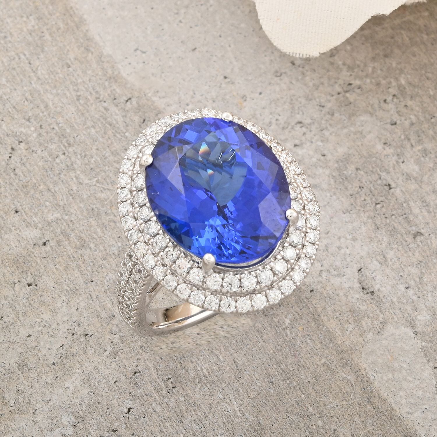 950 Platinum  AAAA  Tanzanite   White Diamond  VS Ring 9.60 ct,  Platinum Wt. 9.61 Gms  9.600  Ct.