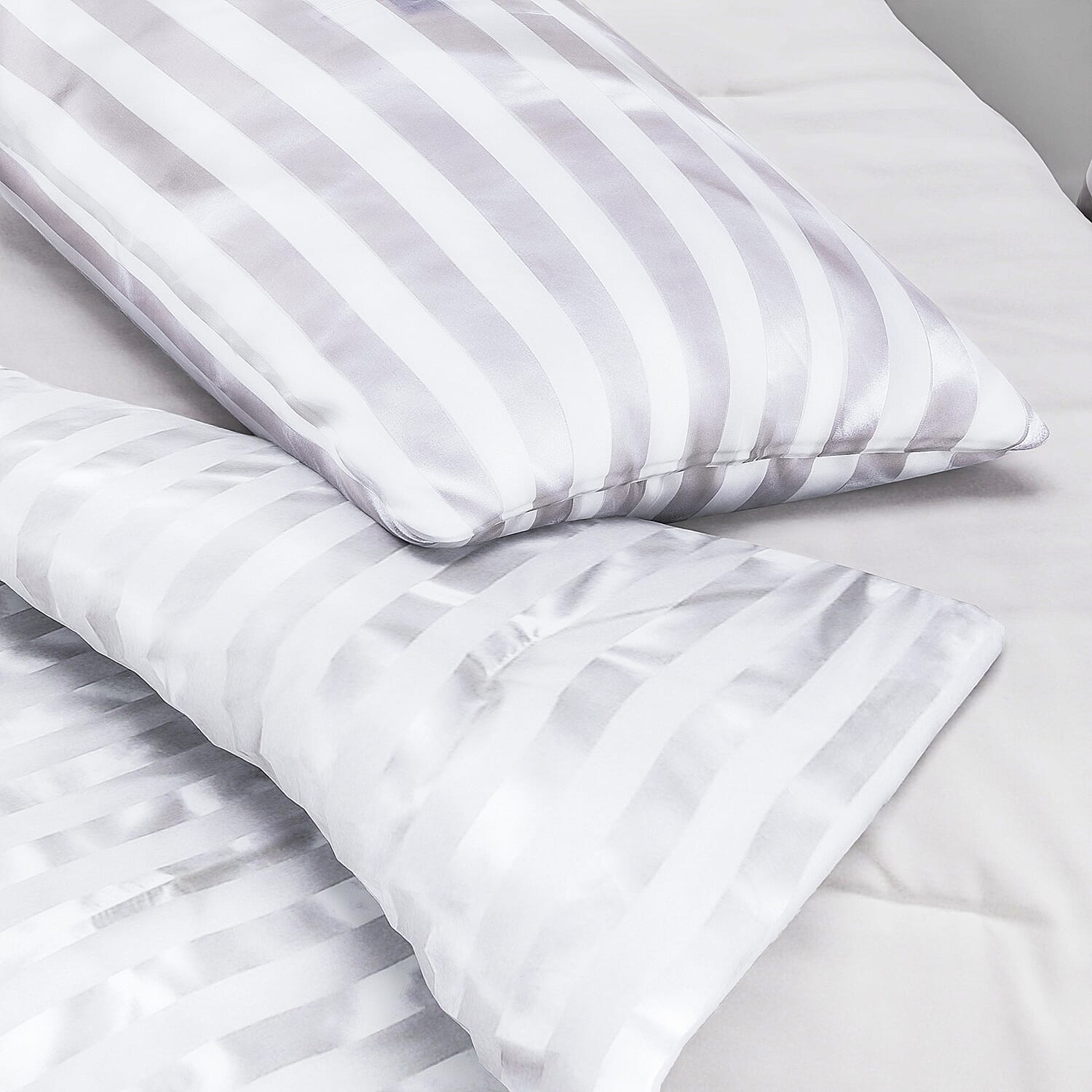 Set of 3 Striped Patterned Comforter with 2 Pillow Pillowcases (Double Size, 200x200 cm) - White