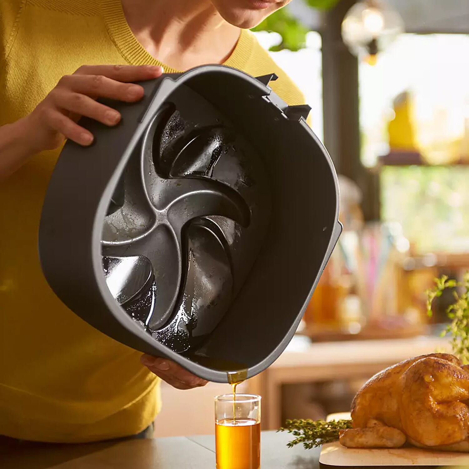 LIQUIDATION PRICE Philips Airfryer with New Fat Removal Technology (Fry, Bake Grill, Roast) (XXL Family Size)