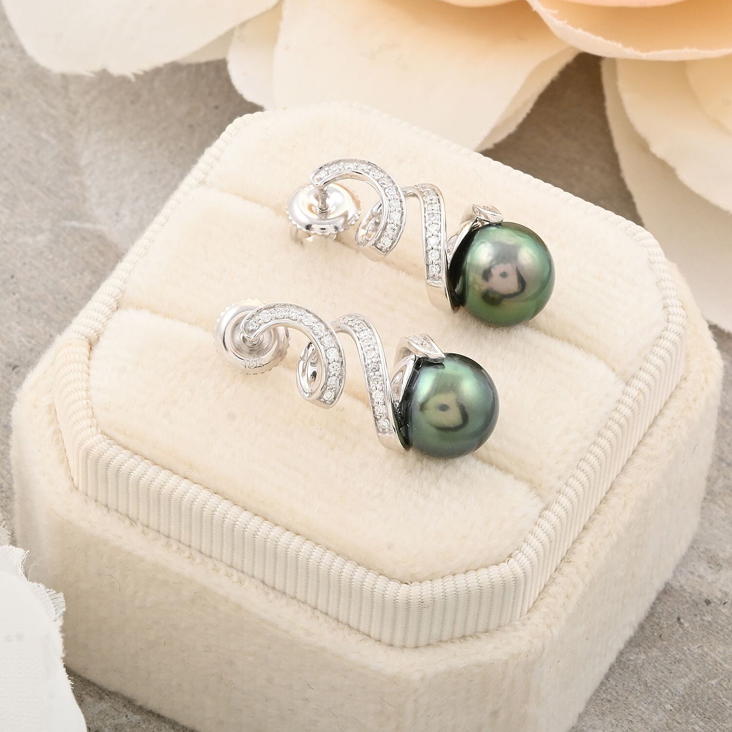 18K W Gold  AAA   Tahiti Pearl ,  White Diamond  SI Earring 10.11 pc,  Gold Wt. 3.79 Gms  10.110  Ct.