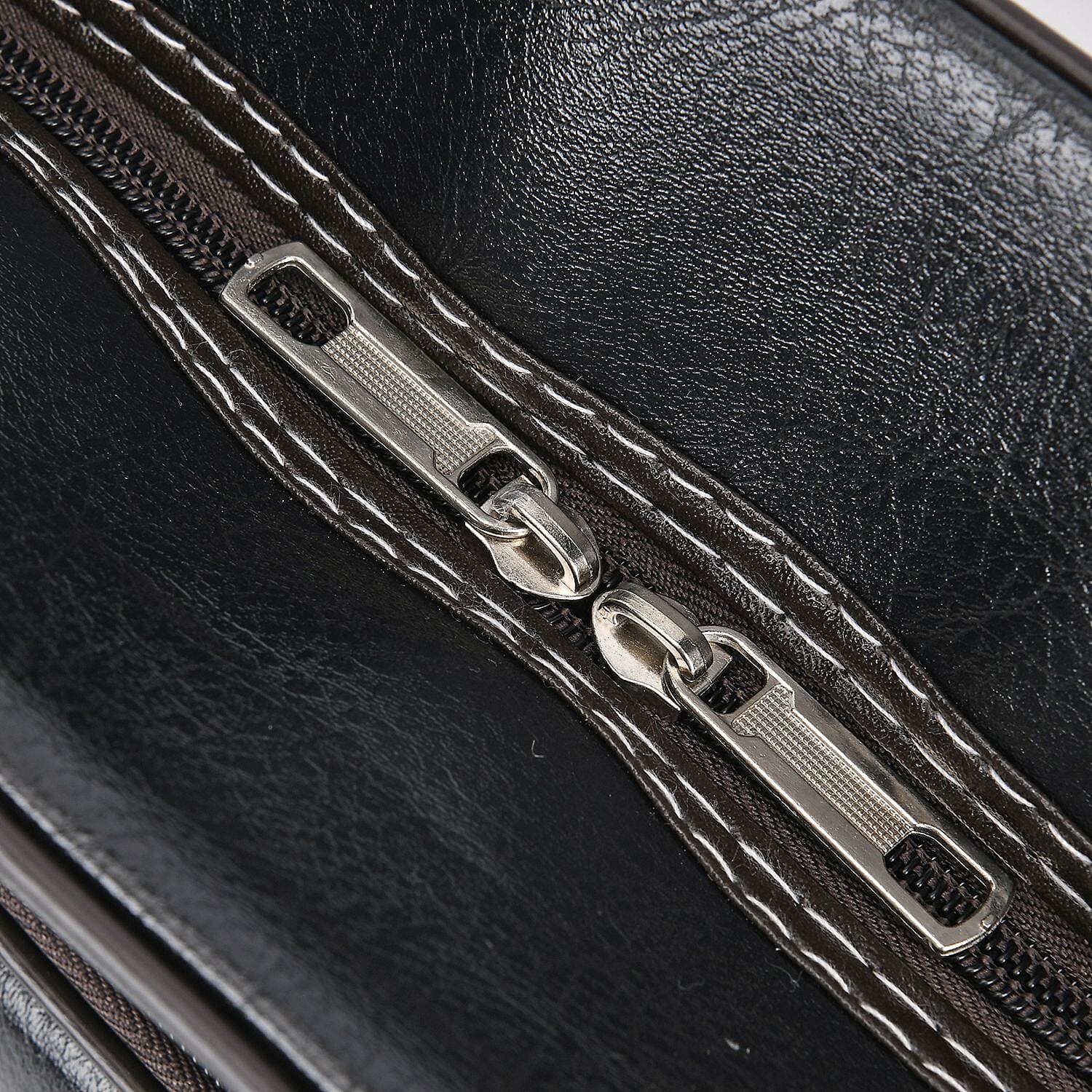 Leatherette Travel Bag with Shoulder Strap (Size 52x33x20 cm) - Black