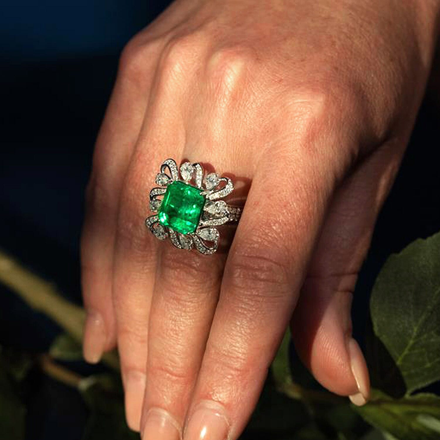 950 Platinum  AAAA  Ethiopian Emerald   White Diamond  VS Ring 9.30 ct,  Platinum Wt. 13.06 Gms  9.300  Ct.