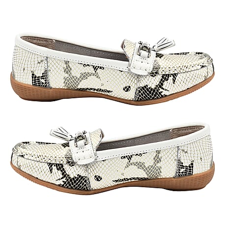 ELSINKI Womens Slip On Leather Animal Print Tassle Loafer (Size 4) - Black - White