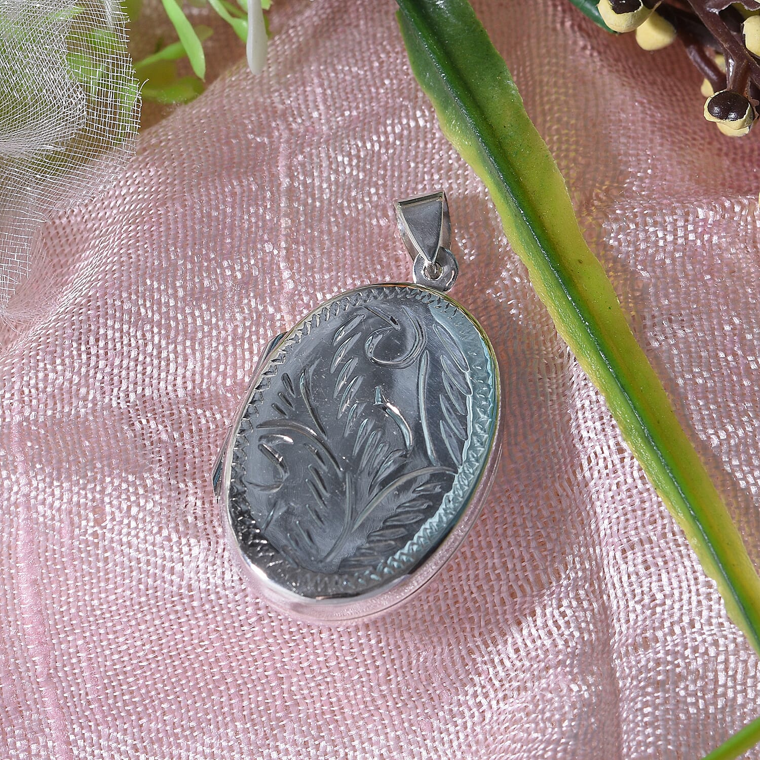 Thai Silver Victorian Floral Locket Pendant, Silver wt. 7.05 Gms.