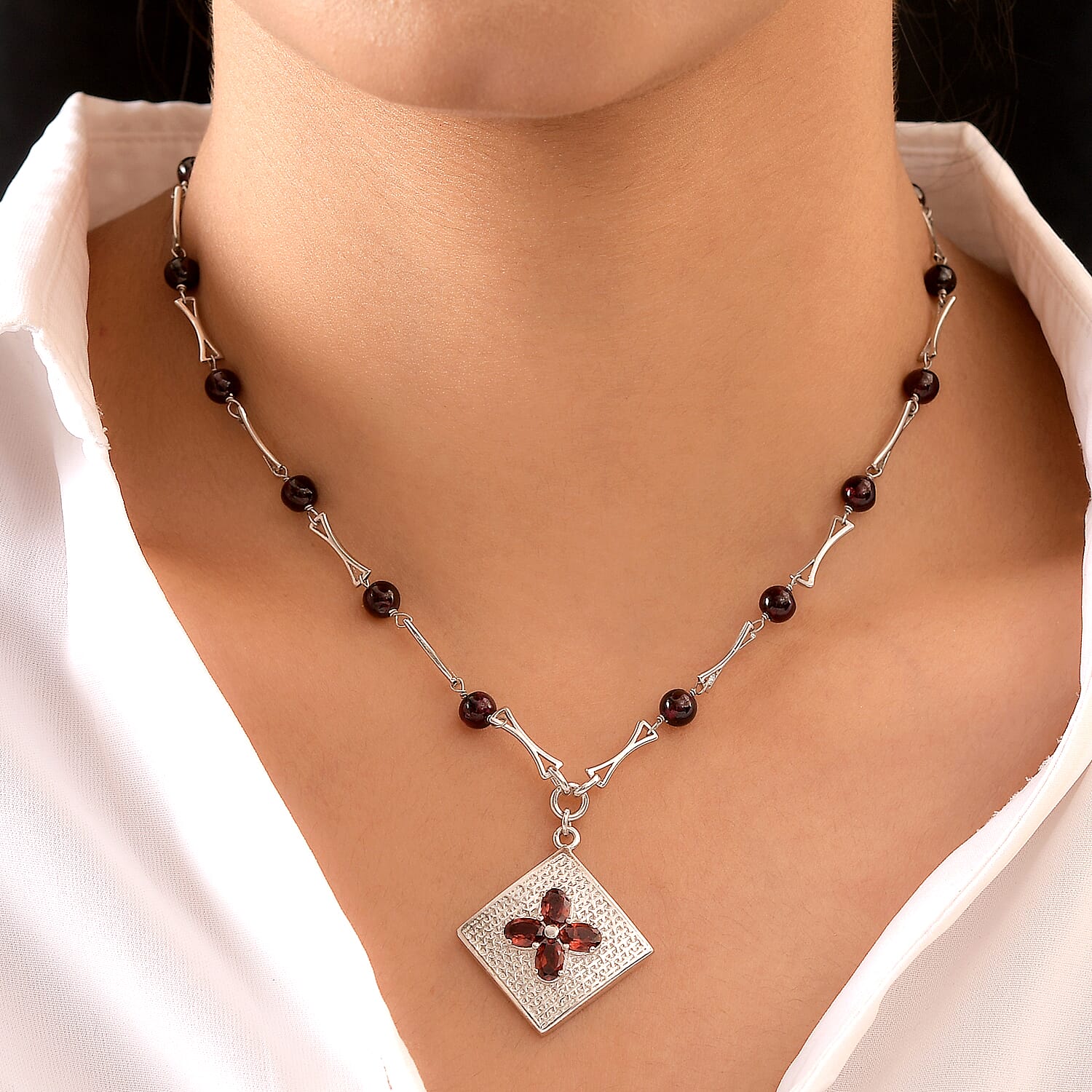 Mozambique Garnet and Rhodolite Garnet Necklace (Size - 18) in Silver Tone 30.94 Ct.