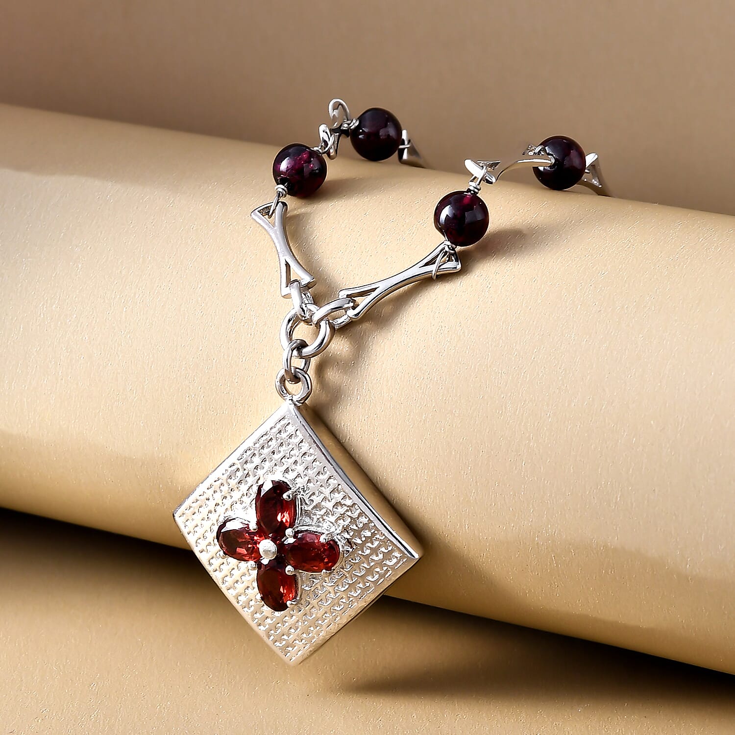 Mozambique Garnet and Rhodolite Garnet Necklace (Size - 18) in Silver Tone 30.94 Ct.