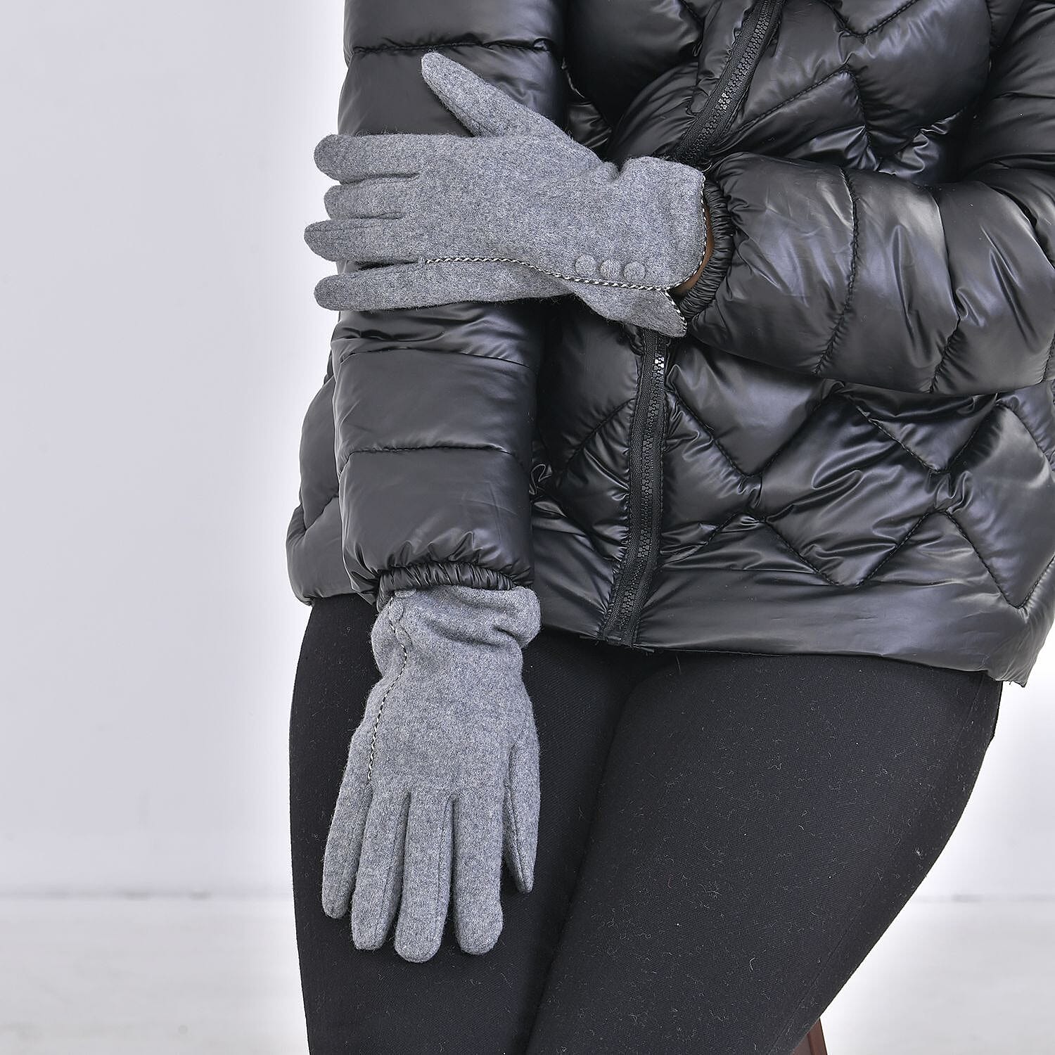 Luxury Cashmere Wool Gloves With Button Detailing and Fleece Lining - Grey