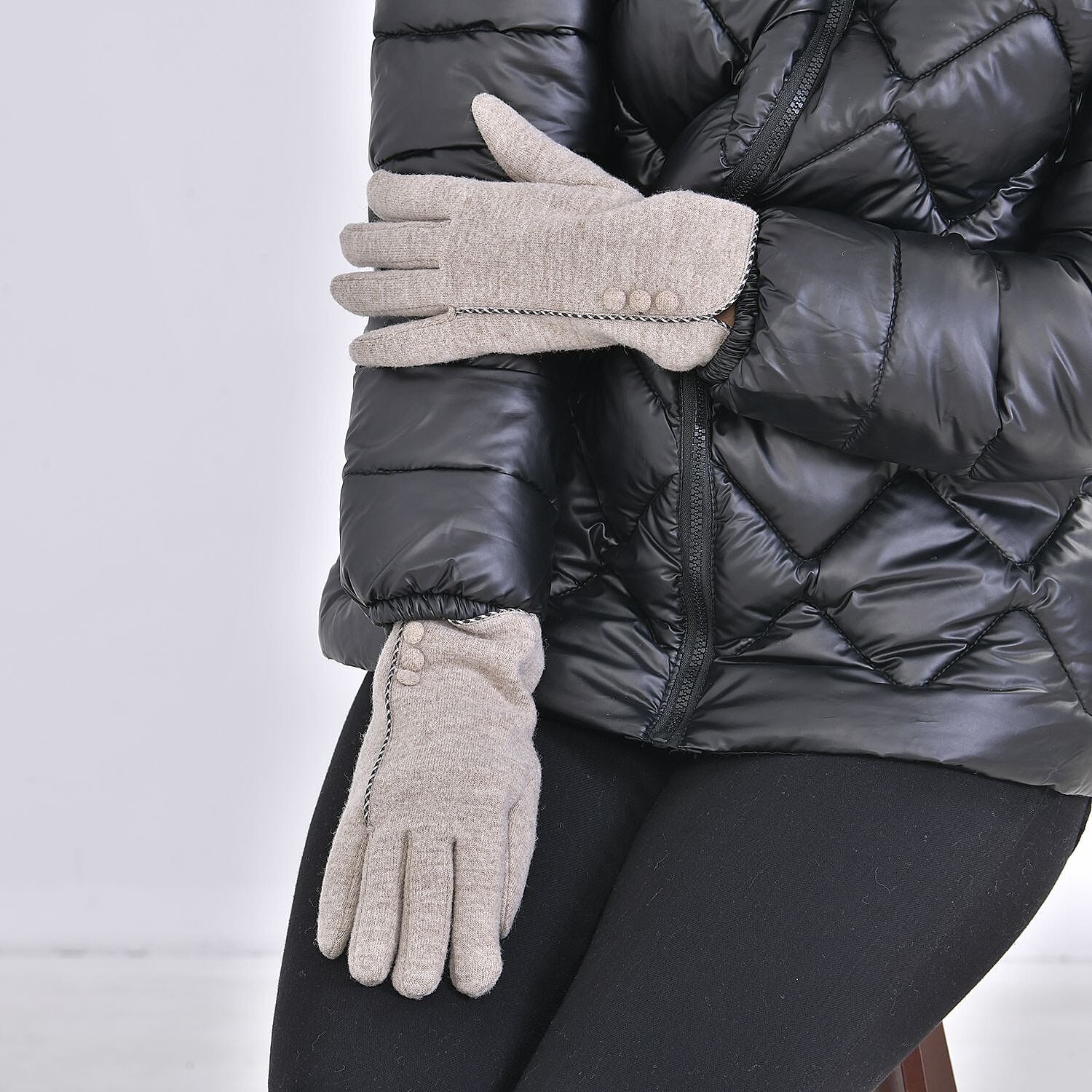 Luxury Cashmere Wool Gloves With Button Detailing and Fleece Lining - Beige