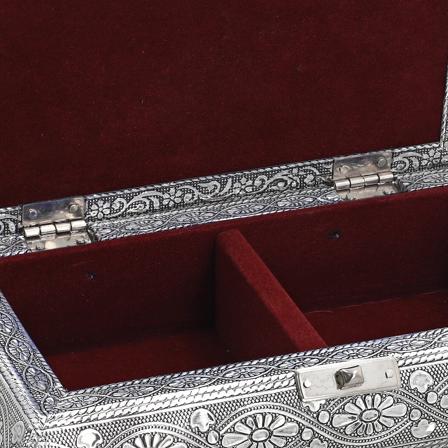 Handcrafted Oxidized Jewellery Storage Box (Size 19.7x12x7.3 cm) - Silver Handcrafted Oxidized Jewellery Storage Box (Size 19.7x12x7.3 cm) - Silver
