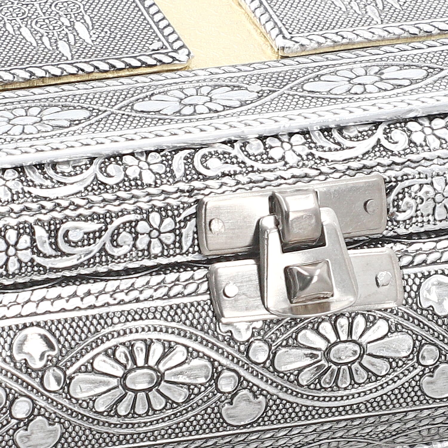 Handcrafted Oxidized Jewellery Storage Box (Size 19.7x12x7.3 cm) - Silver Handcrafted Oxidized Jewellery Storage Box (Size 19.7x12x7.3 cm) - Silver