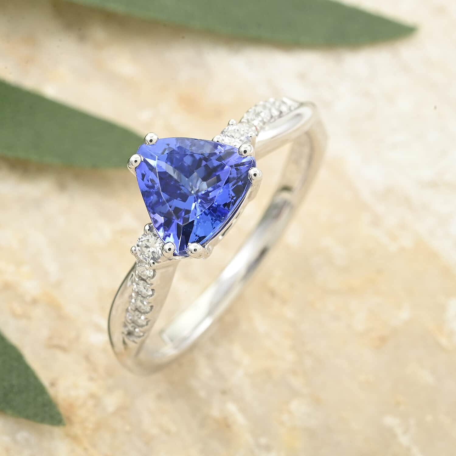 950 Platinum  AAAA  Tanzanite   White Diamond  VS Ring 1.35 ct,  Platinum Wt. 4.99 Gms  1.350  Ct.