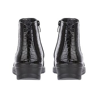 https://tjcuk.sirv.com/Products/79/2/7929773/BRAMBLE-Croc-Pattern-Chelsea-Boots-with-Zip_7929773_3.jpg?w=342&h=342