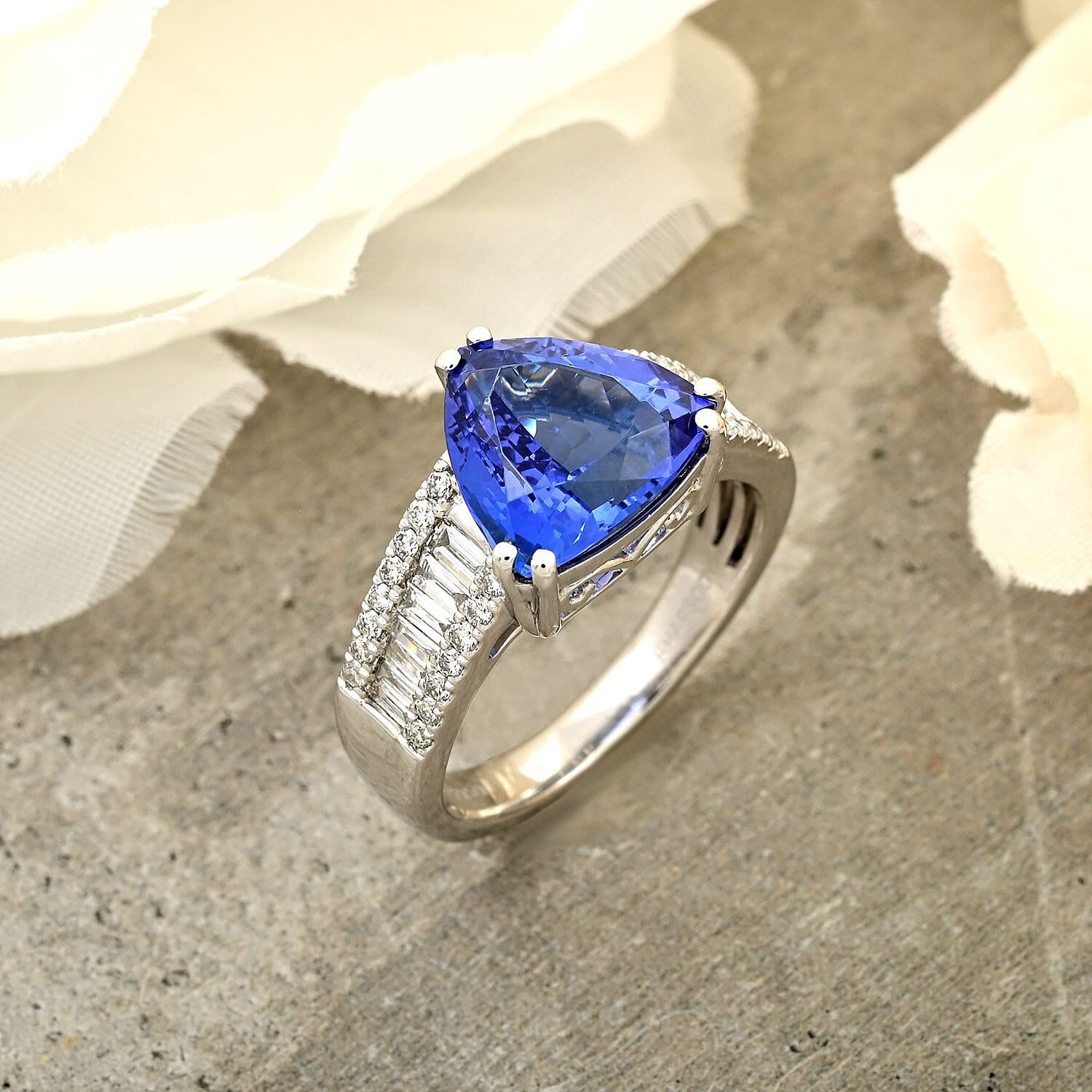 950 Platinum  AAAA  Tanzanite   White Diamond  VS Ring 5.30 pc,  Platinum Wt. 8.05 Gms  5.300  Ct.