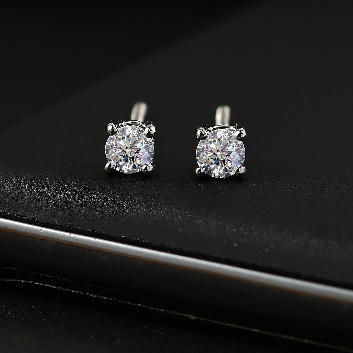 Luxuriant Diamond 950 Platinum SGL Certified Lab Grown Diamond VS-E/F Solitaire Stud With Screw Back Earring 0.2 Ct.