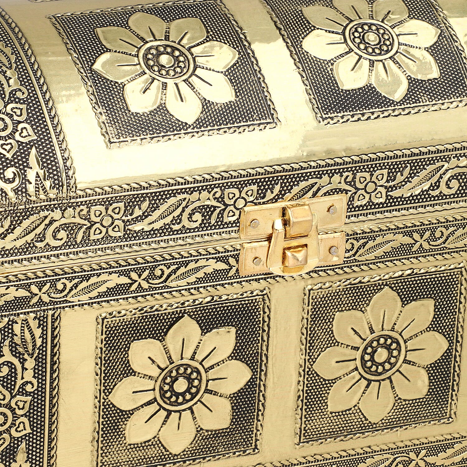 Elegant Handcrafted Treasure Box with Secure Clasp & Protective Interior (Size 20x11x14 cm) - Golden Elegant Handcrafted Treasure Box with Secure Clasp & Protective Interior (Size 20x11x14 cm) - Golden